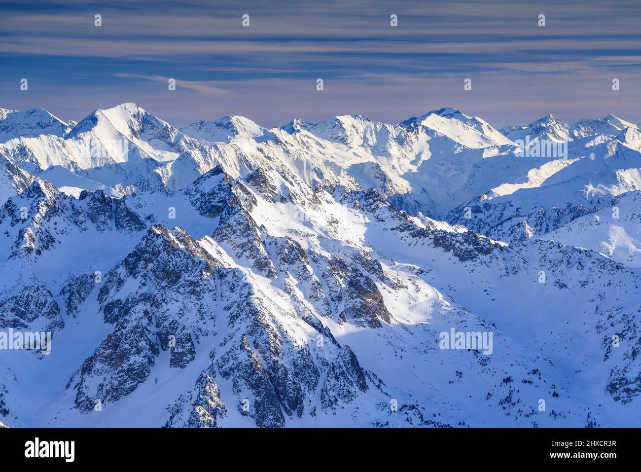 Viste dal ponte di osservazione del Pic du Midi de Bigorre in inverno (Midi-Pirenei, Occitanie, Francia, Pirenei) ESP: Vistas desde el Pic du Midi Foto Stock