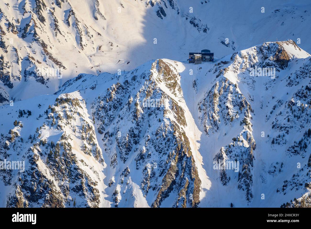Viste dal ponte di osservazione del Pic du Midi de Bigorre in inverno (Midi-Pirenei, Occitanie, Francia, Pirenei) ESP: Vistas desde el Pic du Midi Foto Stock