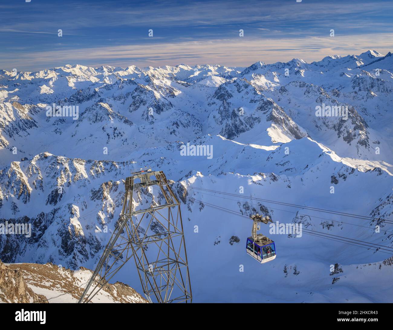 Viste dal ponte di osservazione del Pic du Midi de Bigorre in inverno (Midi-Pirenei, Occitanie, Francia, Pirenei) ESP: Vistas desde el Pic du Midi Foto Stock