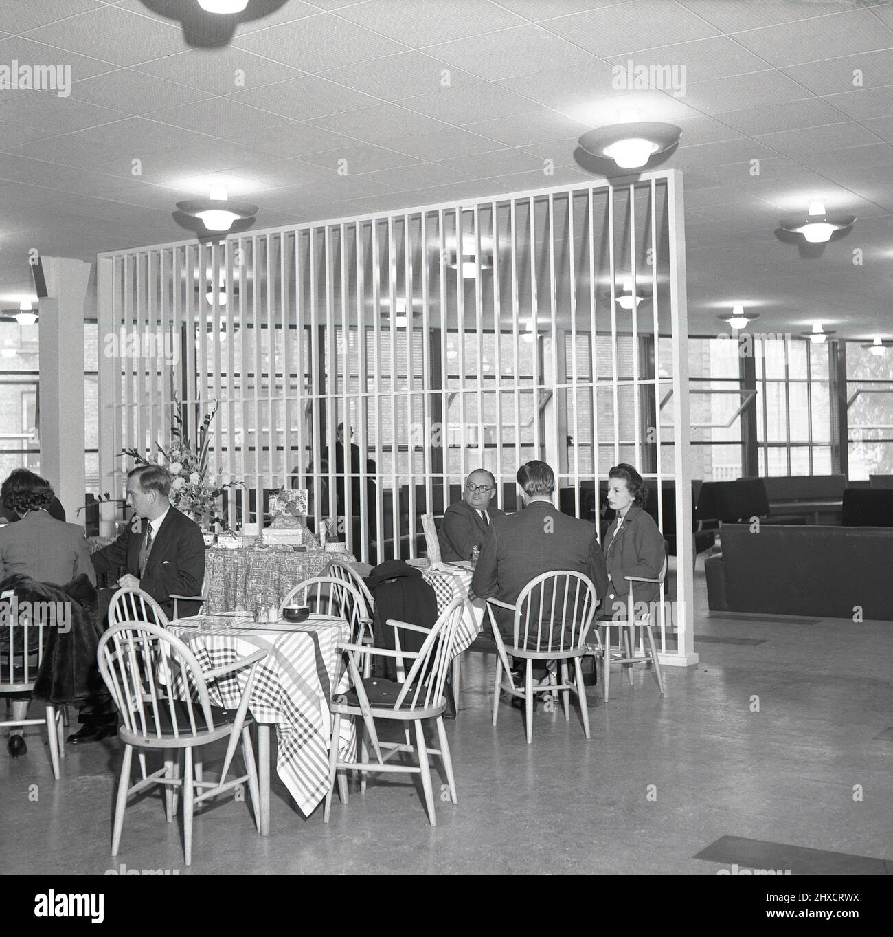 1957, storico, persone sedute in un open cafe o area ristoro all'interno del nuovo West London Air Terminal, Kensington, Londra, Inghilterra, Regno Unito. Il terminal di Londra era un servizio di check-in per i passeggeri che viaggiavano sui voli della British European Airways (BEA) dall'aeroporto di Heathrow e, una volta registrati, sarebbero stati portati a Heathrow in pullman. Foto Stock