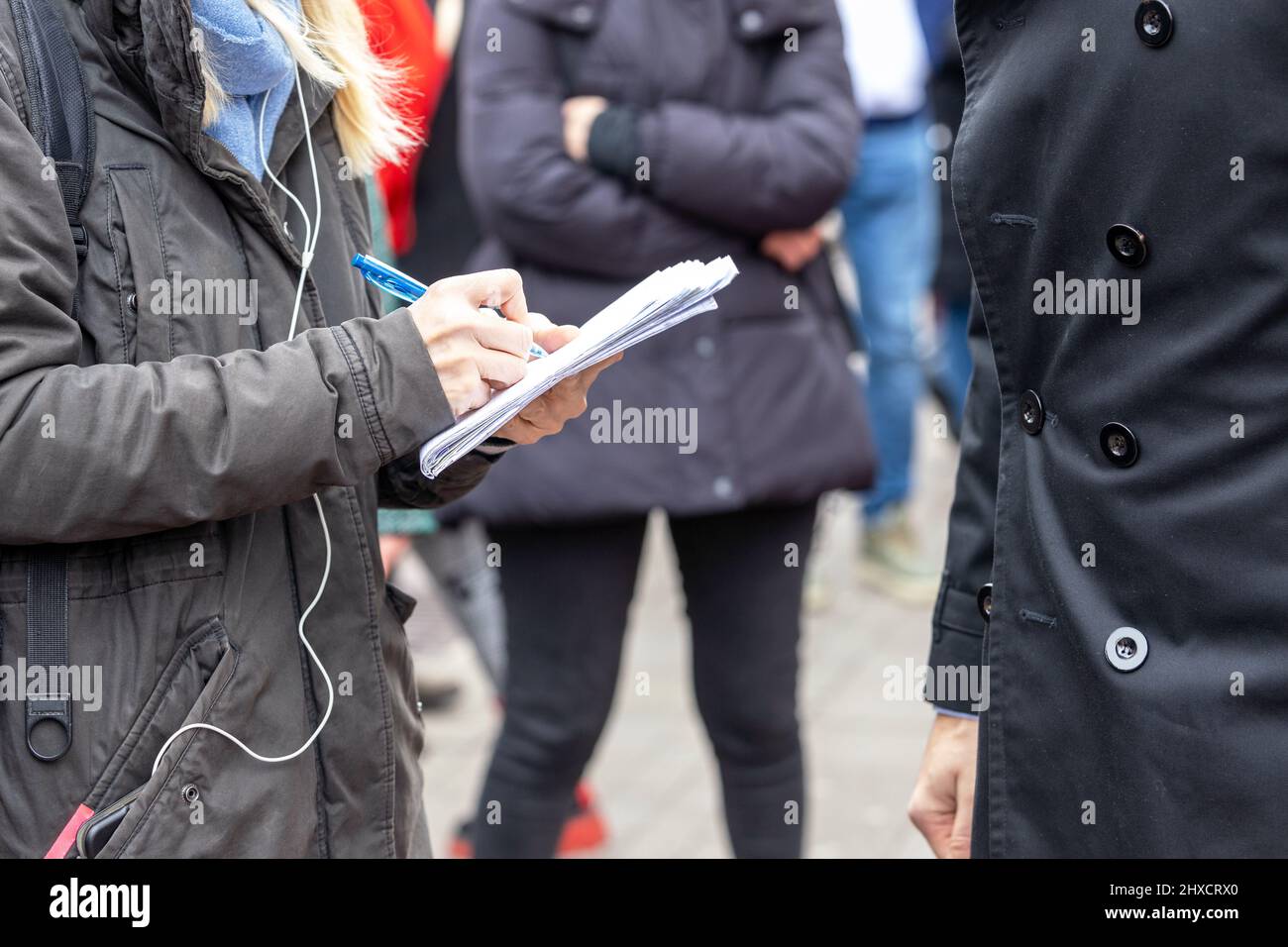 Reporter di notizie o giornalista alla conferenza stampa o evento mediatico che scrivono note Foto Stock