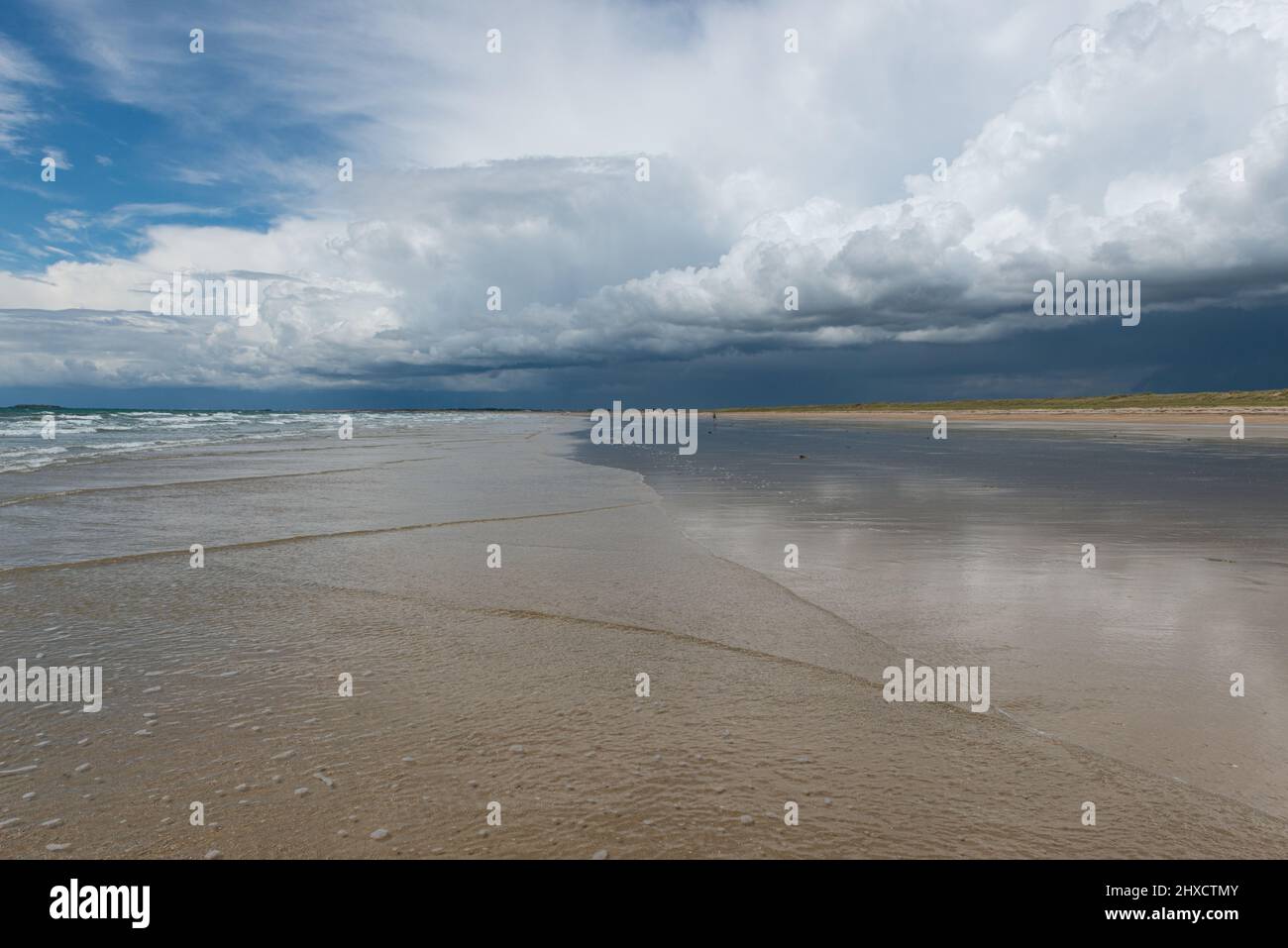 Grande tempesta che si avvicina lungo la spiaggia di Mane Guen, Bretagne, Francia Foto Stock
