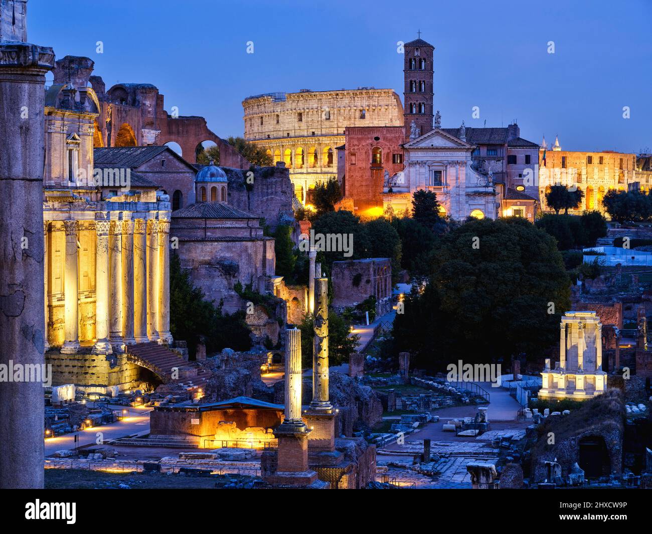 Vista sul Parco archeologico del Colosseo fino al Colosseo, Roma Foto Stock