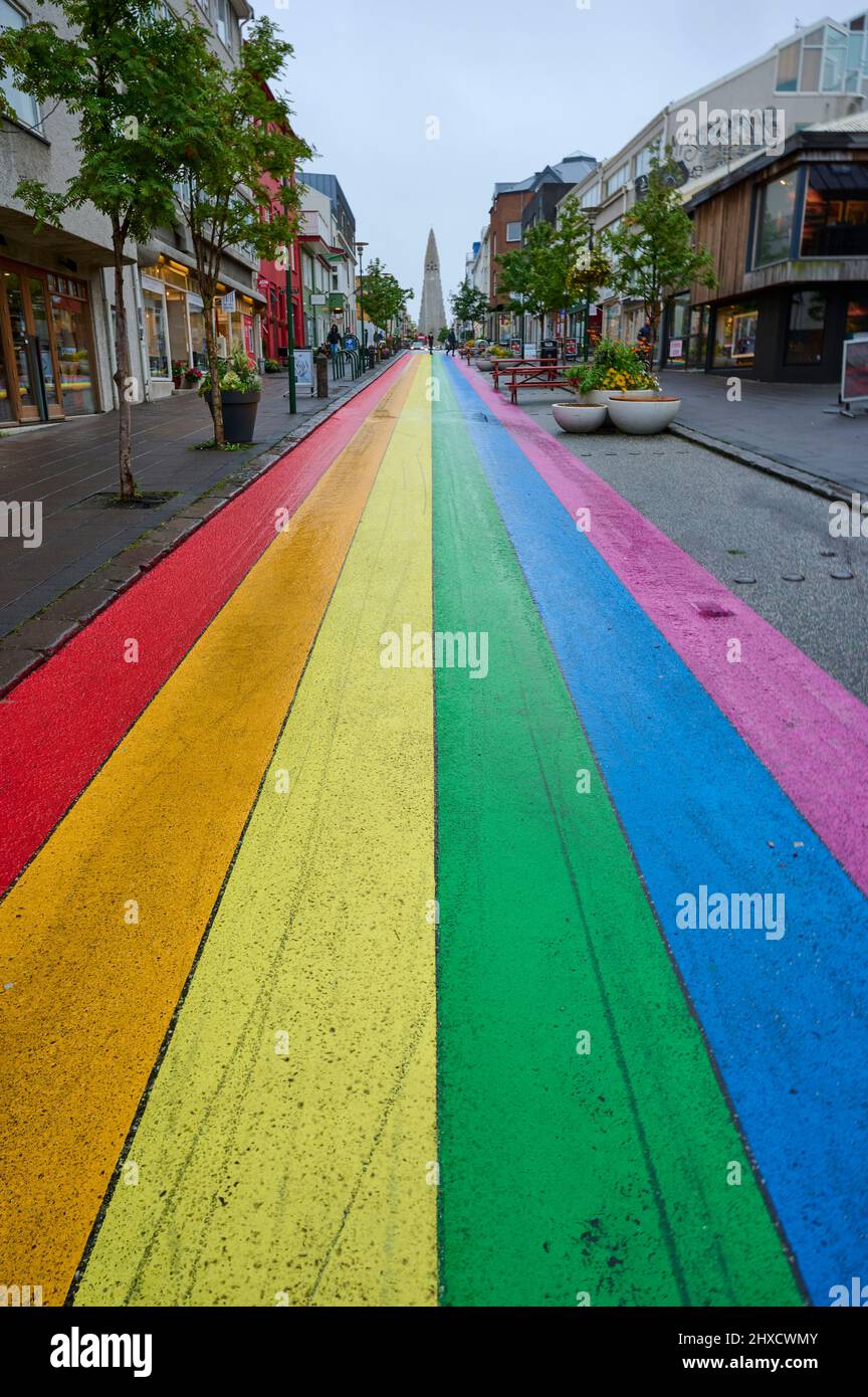 Strada, dipinto a colori, colori arcobaleno, città, Reykjavik, HöfuÃ°borgarsvæÃ°iÃ°, sud-ovest, Islanda Foto Stock