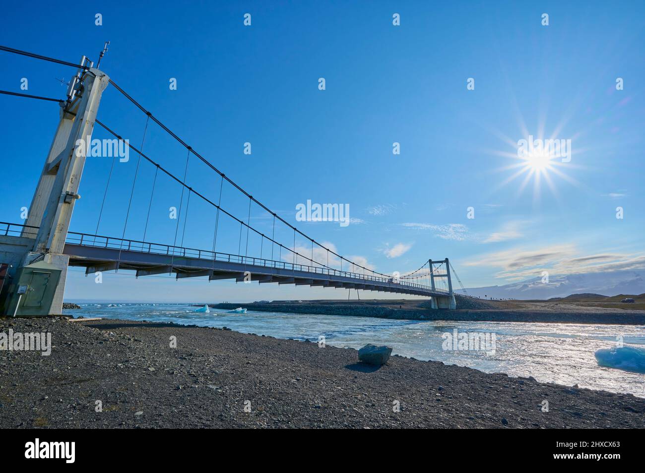 Straße, Ponte, Ponte sospeso, Laguna del Ghiacciaio, Sole, Estate, Jokulsarlon, Austurland, Islanda Foto Stock