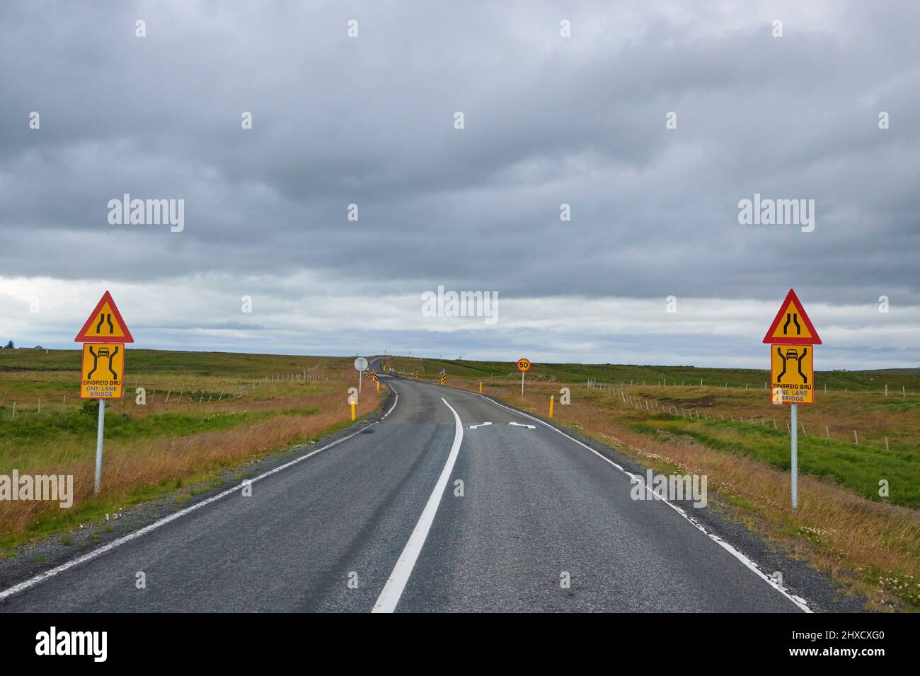 Straße, segnaletica stradale, corsia, restringimento, estate, Vesturland, Islanda Foto Stock