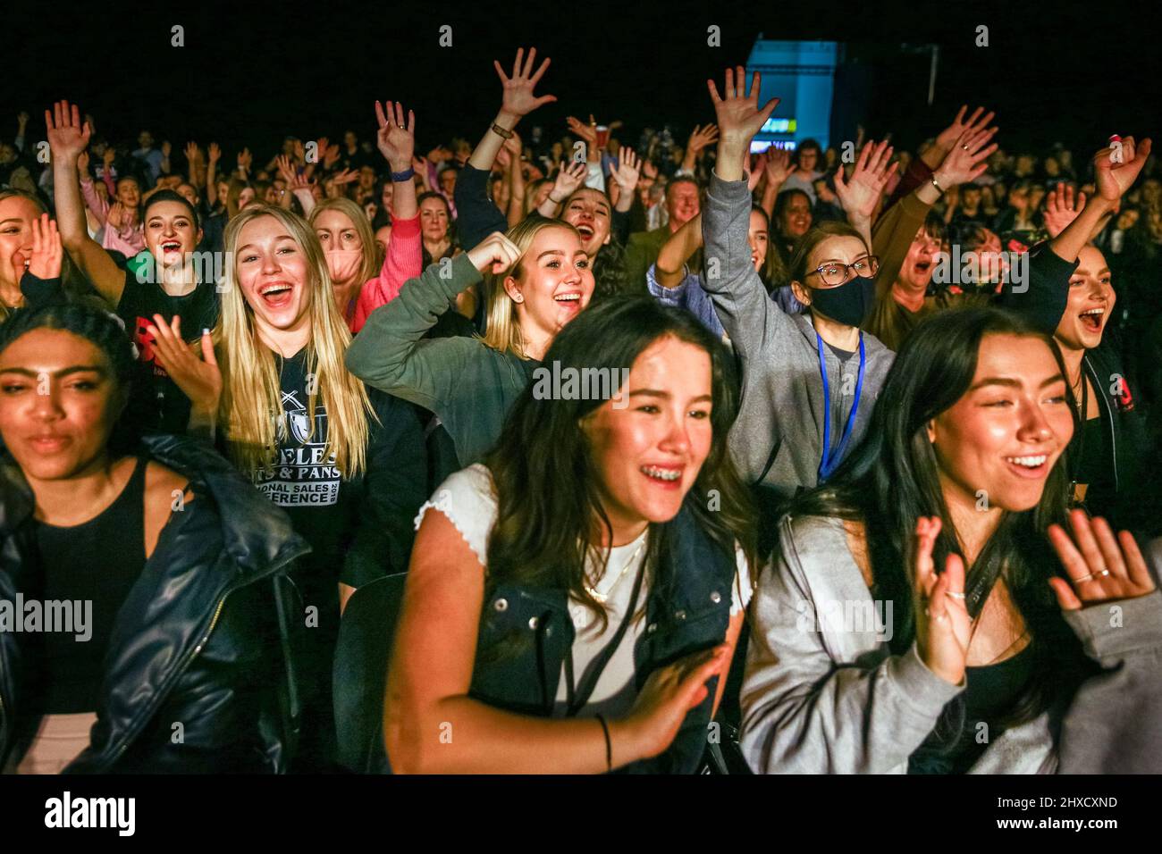 Excel London, Regno Unito. 11th Mar 2022. Il pubblico va selvaggio al palcoscenico Showcase Theatre. Dopo un'assenza di due anni, uno dei più grandi spettacoli e spettacoli di danza è tornato a pieno ritmo con migliaia di visitatori, artisti, creativi e scuole di mestiere e di palcoscenico che partecipano all'edizione 15th del centro espositivo Excel London questo fine settimana. Credit: Imagplotter/Alamy Live News Foto Stock