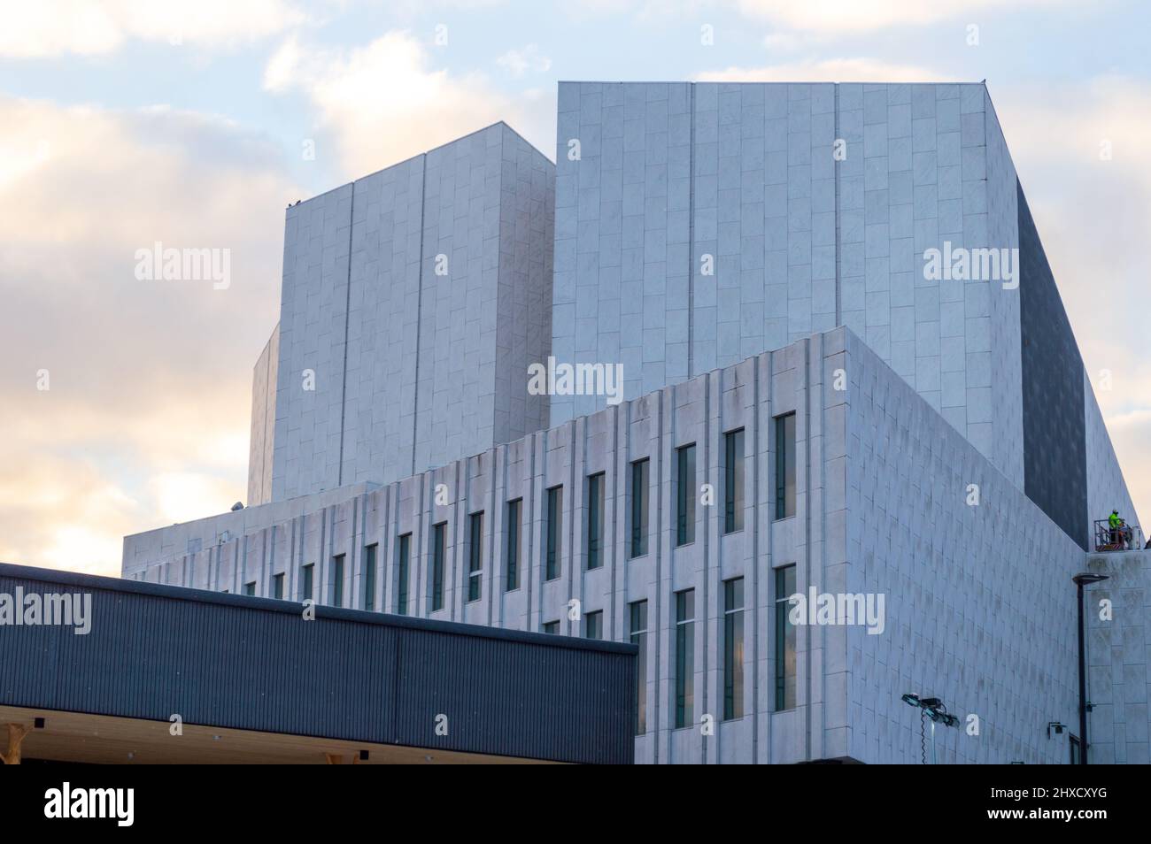 Helsinki, Finlandia, dicembre 2021. La Follandia Hall è una sede per congressi ed eventi nel centro di Helsinki, sulla baia di Töölönlahti Foto Stock