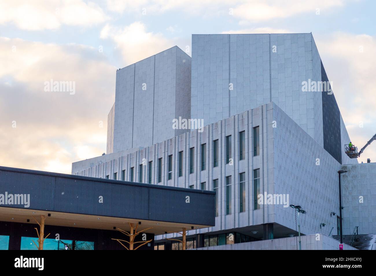 Helsinki, Finlandia, dicembre 2021. La Follandia Hall è una sede per congressi ed eventi nel centro di Helsinki, sulla baia di Töölönlahti Foto Stock