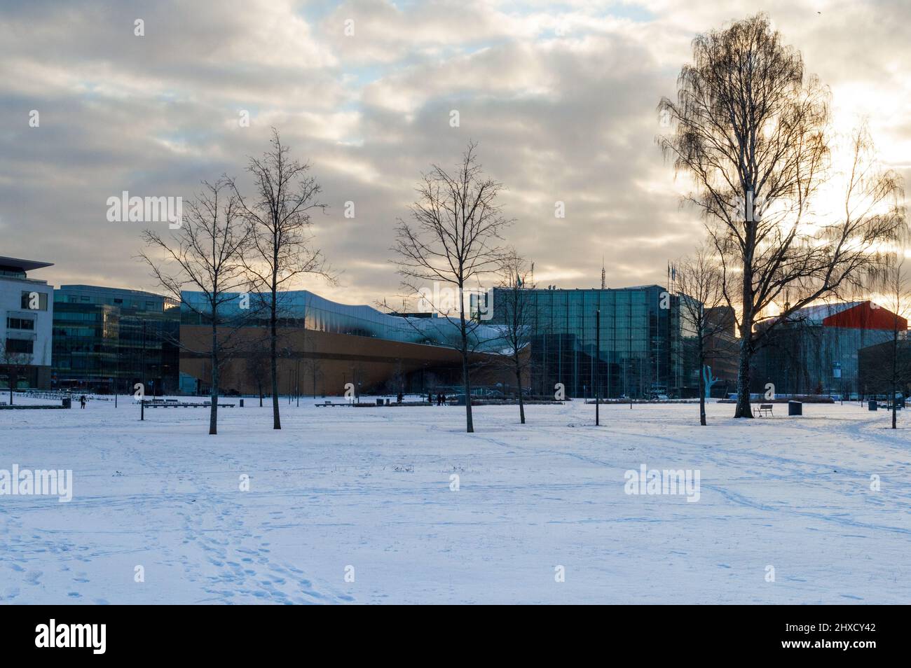 Helsinki, Finlandia, dicembre 2021. Biblioteca Centrale Oodi vista dall'ampio spazio pubblico di fronte Foto Stock