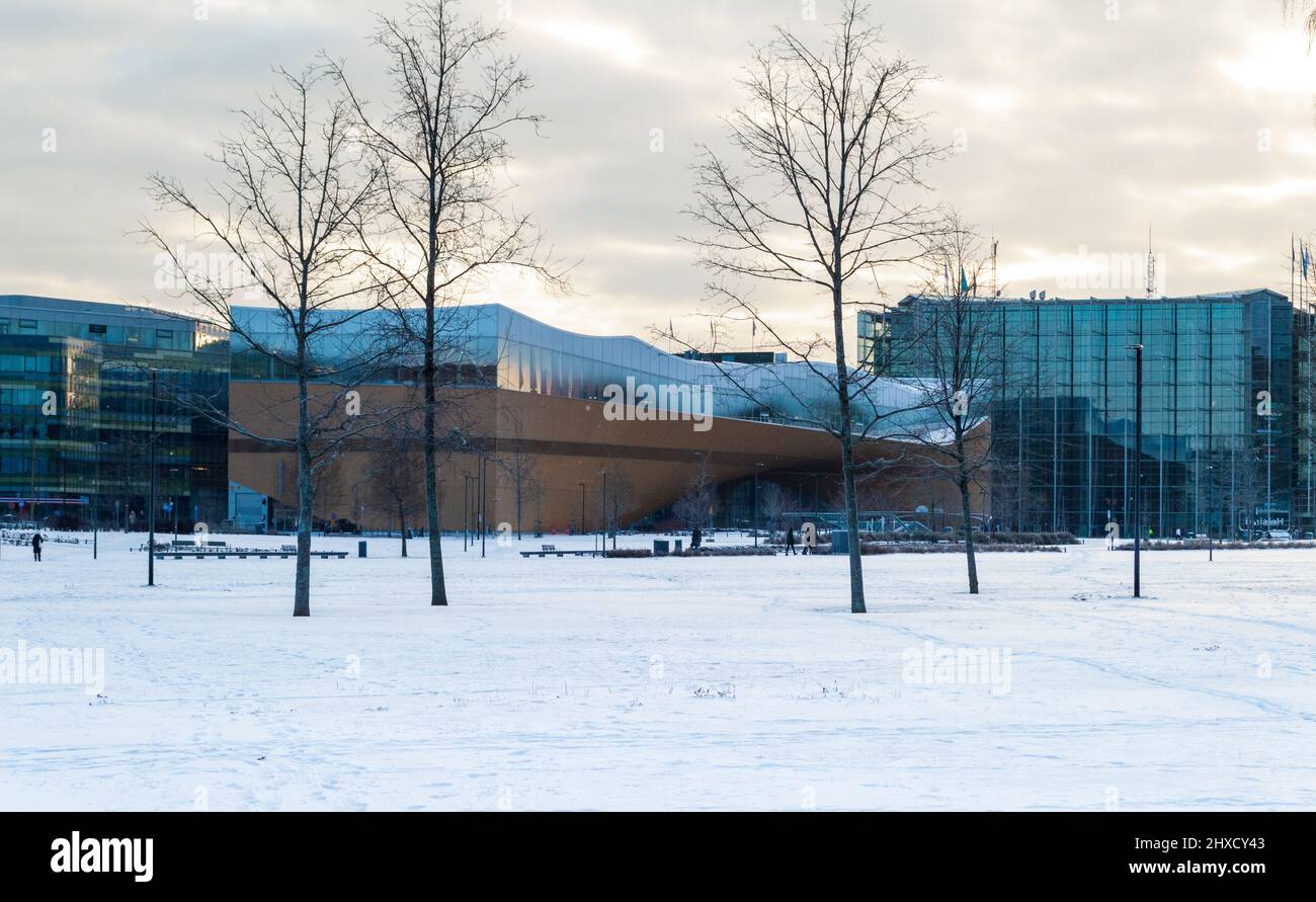 Helsinki, Finlandia, dicembre 2021. Biblioteca Centrale Oodi vista dall'ampio spazio pubblico di fronte Foto Stock