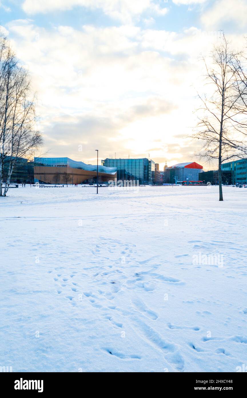 Helsinki, Finlandia, dicembre 2021. Biblioteca Centrale Oodi vista dall'ampio spazio pubblico di fronte Foto Stock