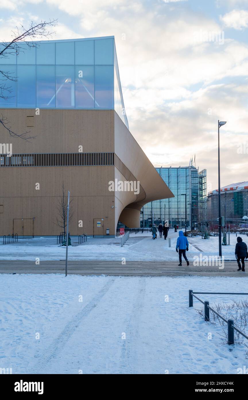 Helsinki, Finlandia, dicembre 2021, Biblioteca pubblica centrale Oodi, vista dettagliata dell'esterno Foto Stock