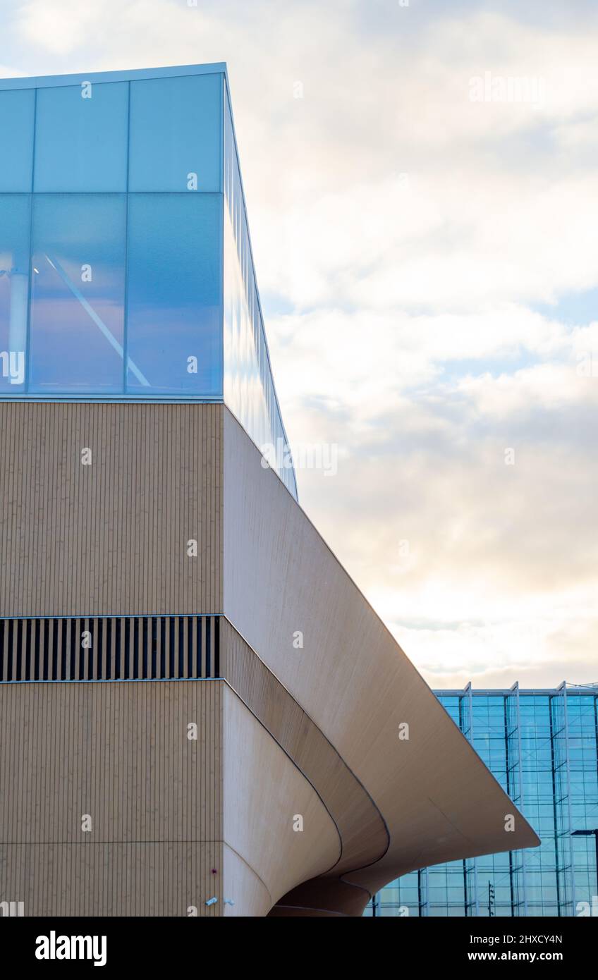 Helsinki, Finlandia, dicembre 2021, Biblioteca pubblica centrale Oodi, vista dettagliata dell'esterno Foto Stock