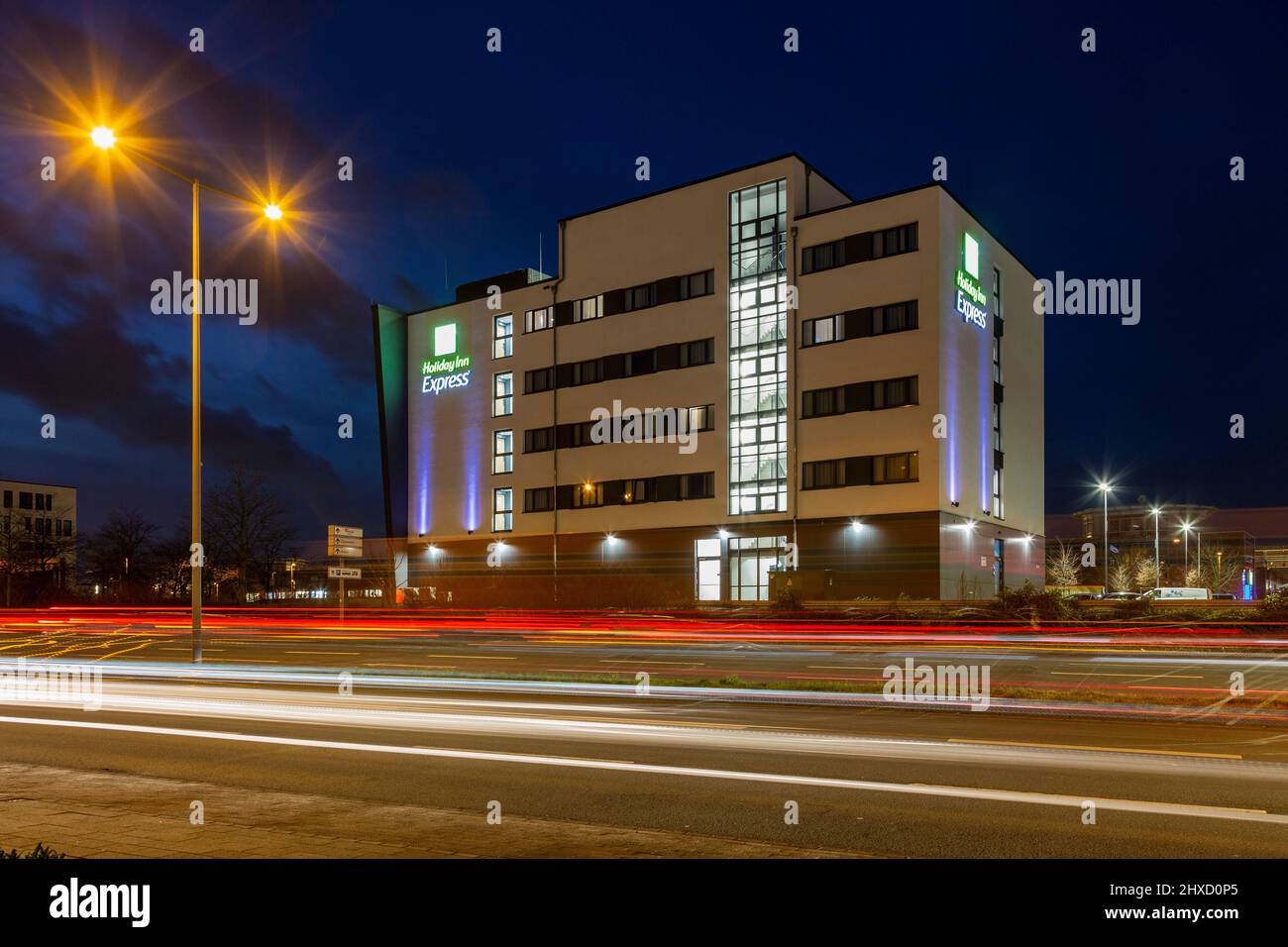 Hotel Holiday Inn Express presso il centro commerciale Westfield CENTRO a Oberhausen-Neue Mitte, sera, ora blu, illuminazione, sera, Ora blu, illuminazione, Oberhausen, area della Ruhr, Renania settentrionale-Vestfalia Foto Stock