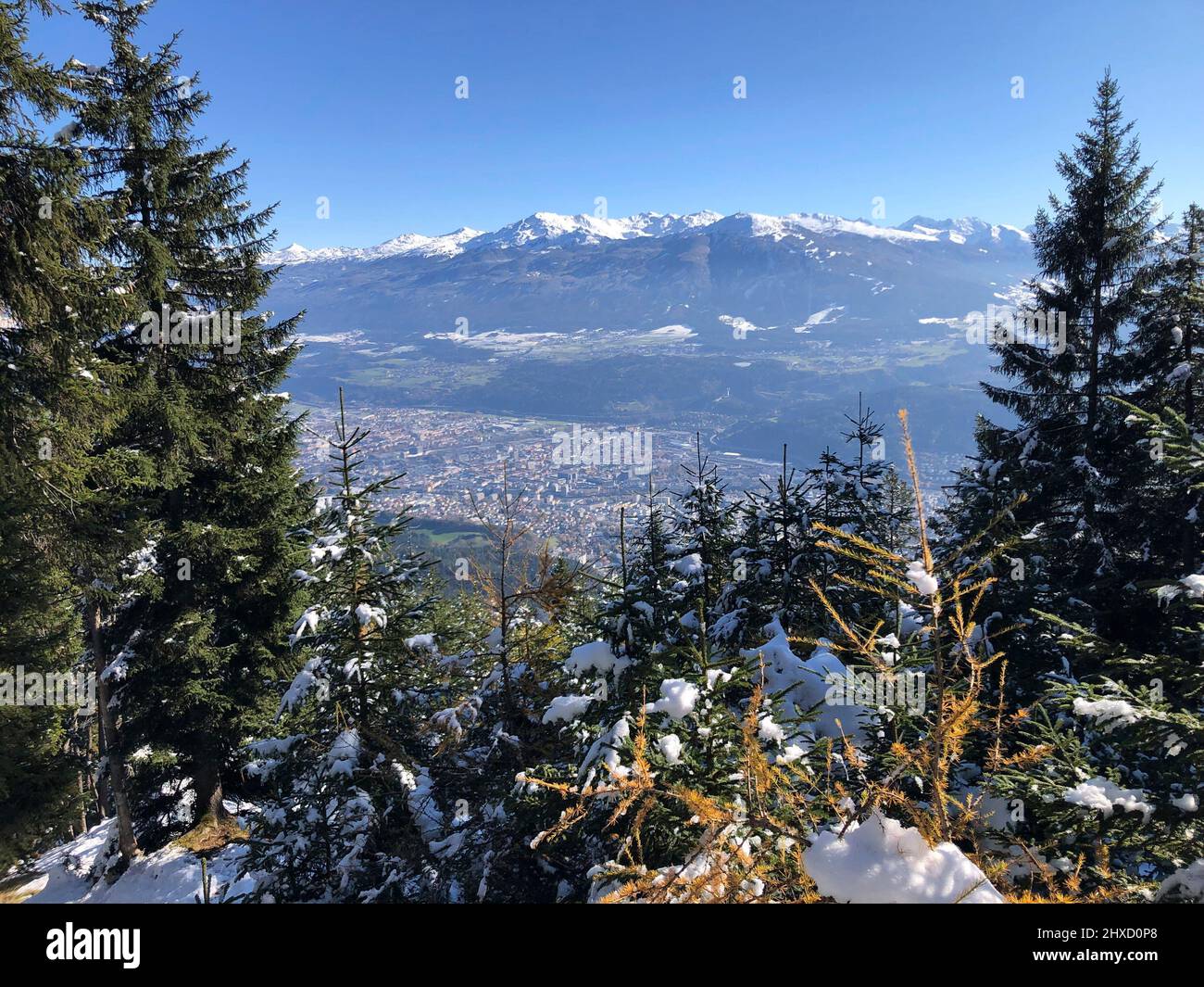 Vista su Innsbruck e Patscherkofel e Glungezer sullo sfondo, fine autunno, prima neve, Aspachhütte, Rauschbrunnen, Natura, montagne, Innsbruck, Tirolo, Austria Foto Stock