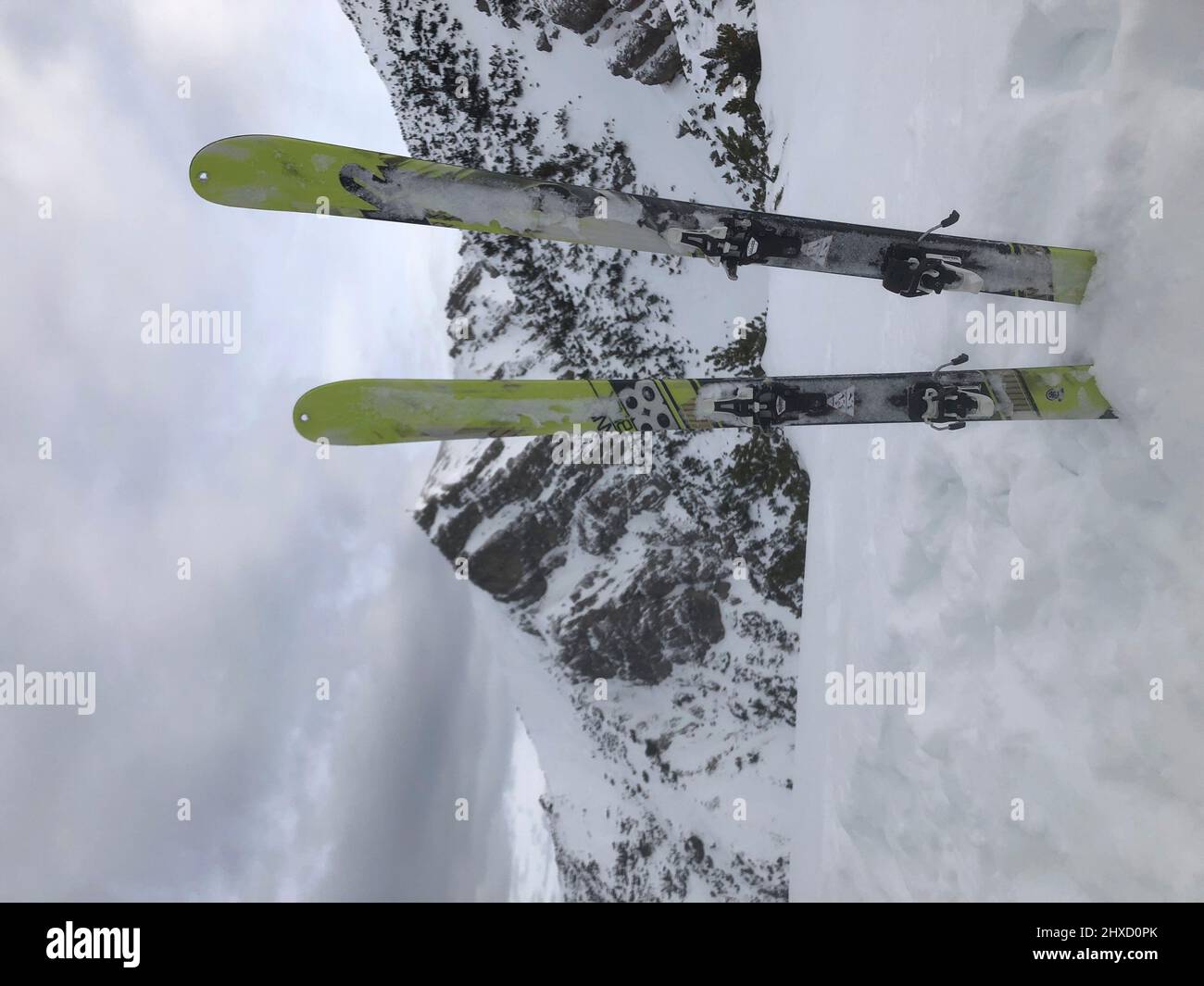 Un paio di sci da turismo bloccato nella neve, Seefelder Spitze sullo sfondo, paesaggio invernale, natura, montagne, Härmelekopf, Rosshütte, Seefeld, Tirolo, Austria Foto Stock