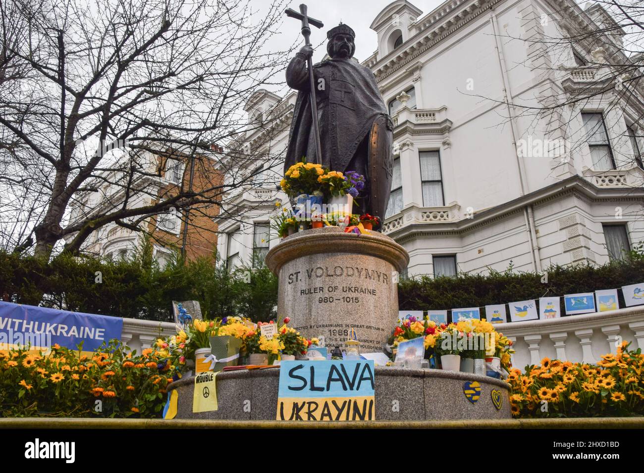 Londra, Regno Unito. 11th marzo 2022. Girasoli sono stati piantati intorno alla statua di San Volodymyr, il governatore dell'Ucraina dal 980 al 1015, in Holland Park, accanto a segni a sostegno dell'Ucraina. I girasoli sono diventati simboli di resistenza e solidarietà Ucraina durante l'attacco russo. Credit: Vuk Valcic/Alamy Live News Foto Stock