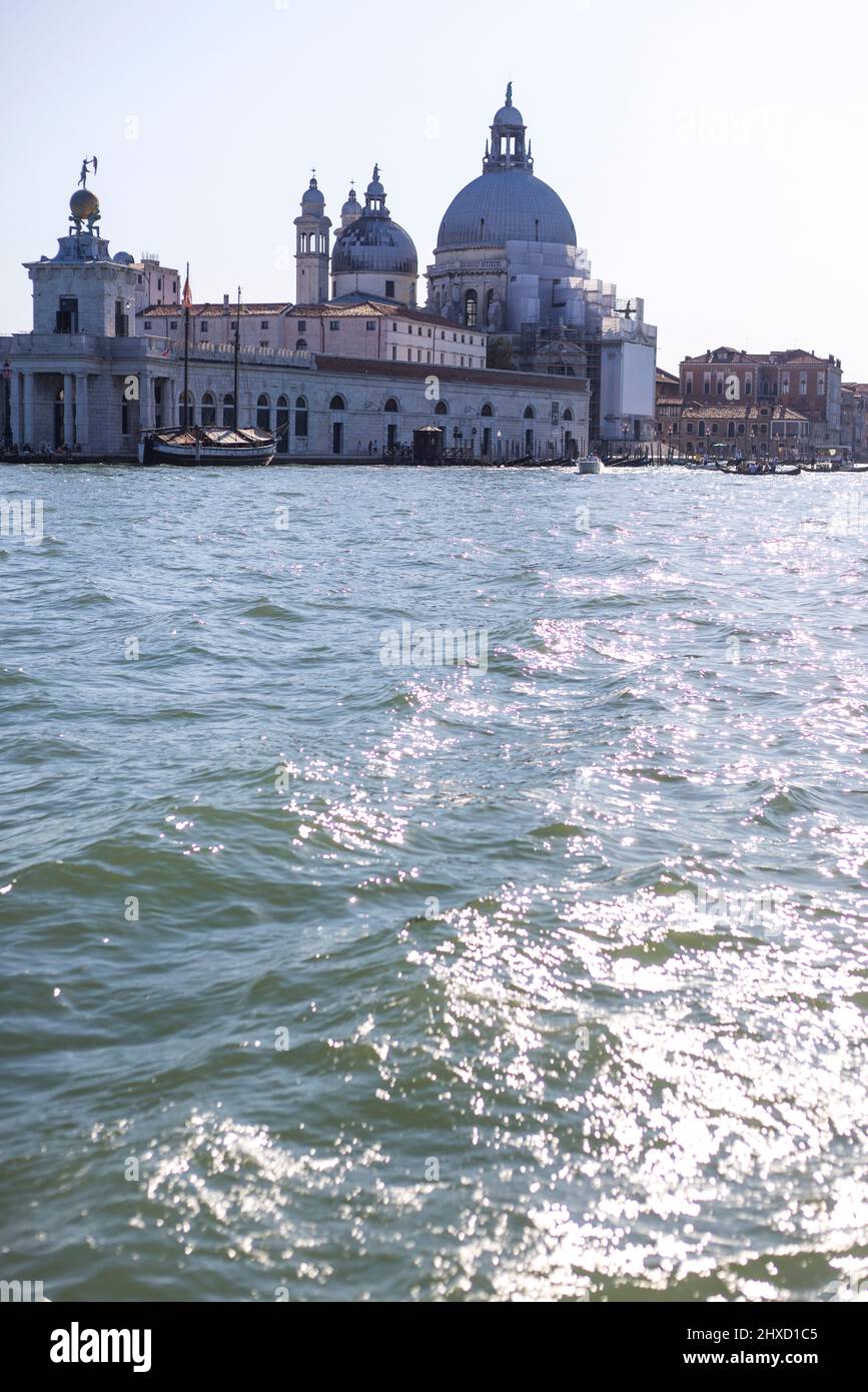 Vista dall'acqua della Basilica di Santa Maria della Salute e Punta della Dogana a Venezia Foto Stock