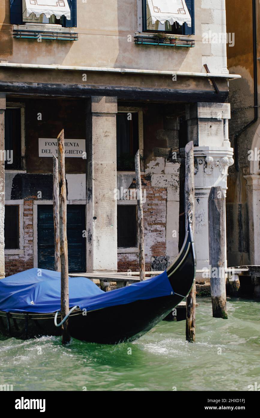 Gondola veneziana di fronte ad un edificio a Fondamenta del Traghetto nel quartiere San Marco di Venezia Foto Stock