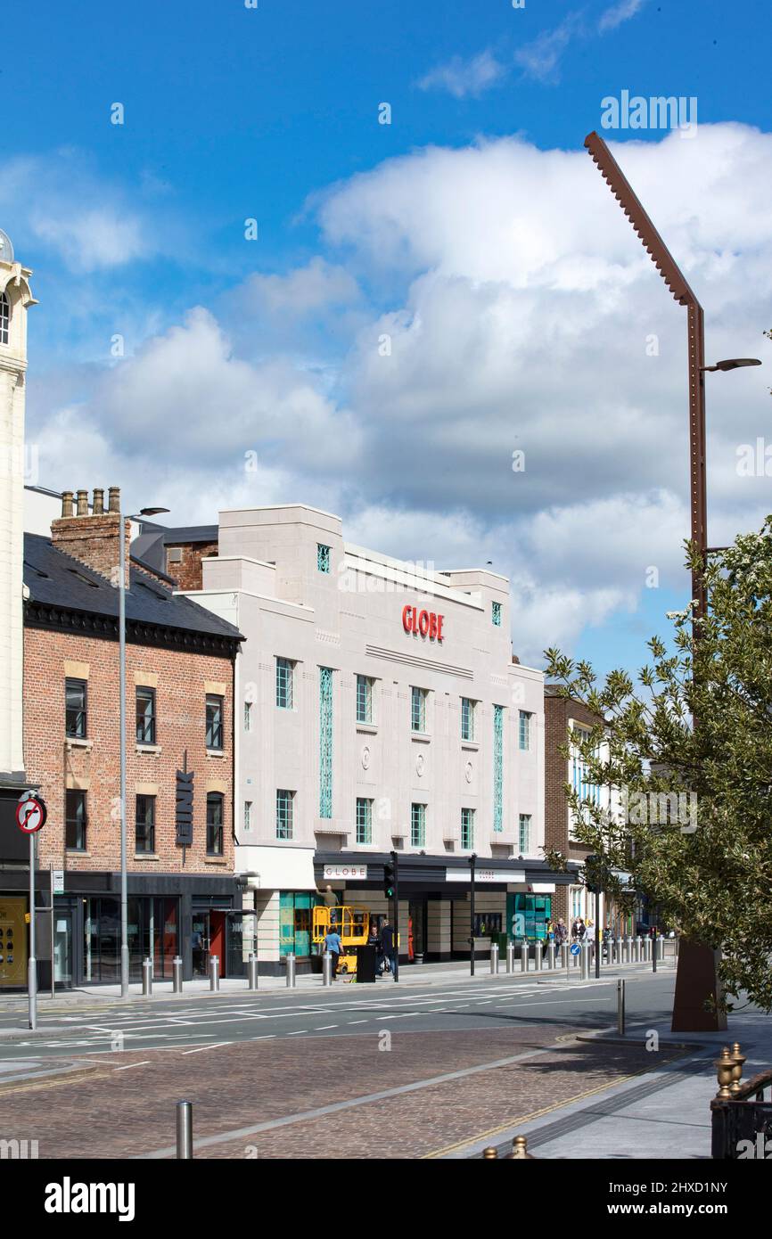 Vista dell'elevazione frontale da High Street. Stockton Globe, Stockton-on-Tees, Regno Unito. Architetto: Space Group Architects, 2020. Foto Stock