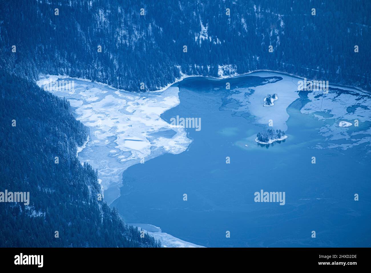 Eibsee: Vista da Zugspitze, la montagna più alta della Germania. Fotografia di paesaggio. Foto Stock
