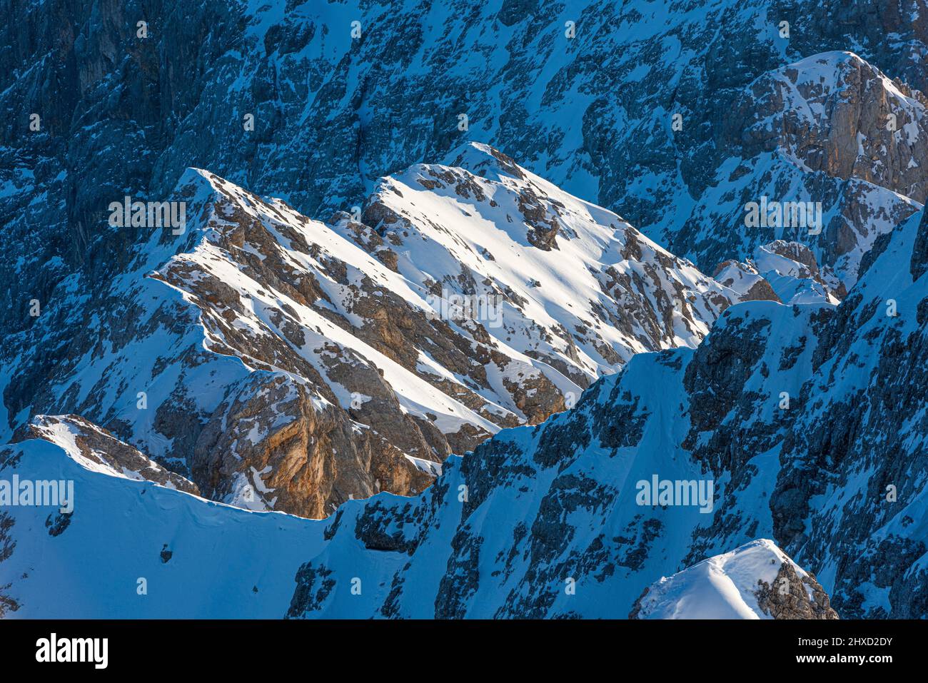 Mattina sulla Zugspitze, alba sulla montagna più alta della Germania 'Top of Germany'. Fotografia di paesaggio. Foto Stock