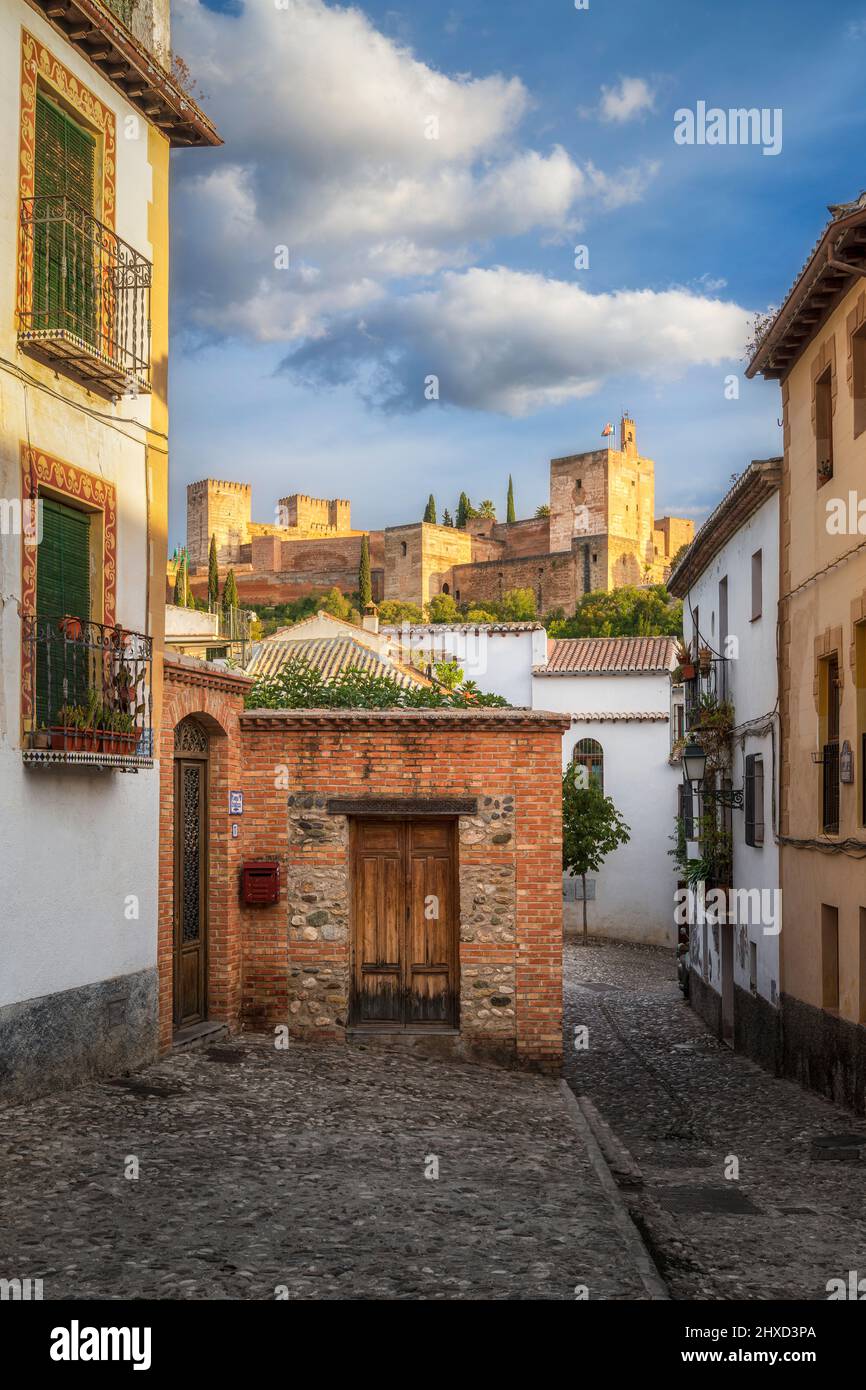 Città storica di Granada, Spagna con vista sul palazzo dell'Alhambra Foto Stock