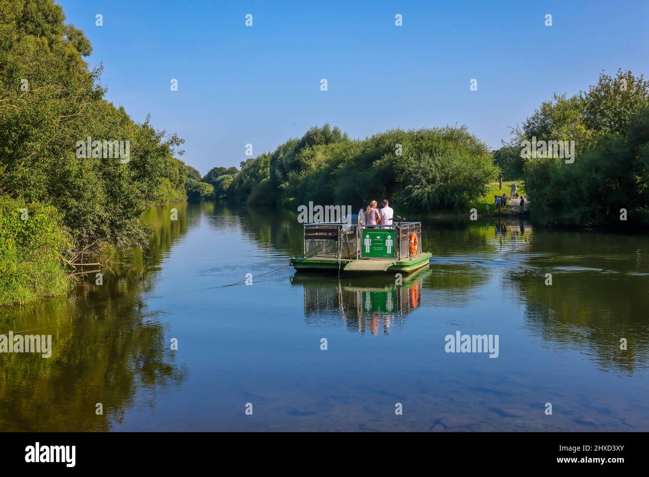 Dorsten, Renania settentrionale-Vestfalia, Germania - Lippefaehre Baldur attraversa il fiume Lippe in estate. Con gli escursionisti di potenza muscolare possono attraversare il fiume Lippe vicino a Dorsten. Il traghetto è guidato a mano. Nota: Le persone raffigurate hanno dato il loro consenso alla pubblicazione stampa. Foto Stock