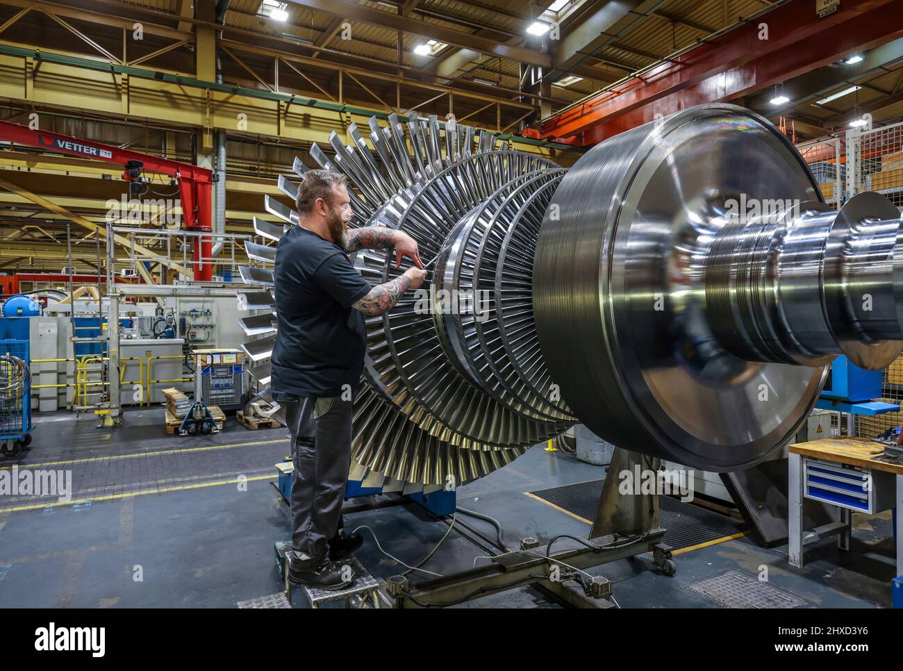 Meccanico industriale che lavora su una turbina a vapore, MAN Energy Solutions, Oberhausen, Renania settentrionale-Vestfalia, Germania Foto Stock