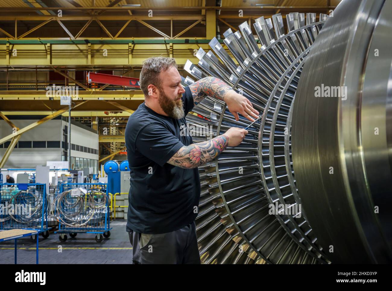 Meccanico industriale che lavora su una turbina a vapore, MAN Energy Solutions, Oberhausen, Renania settentrionale-Vestfalia, Germania Foto Stock