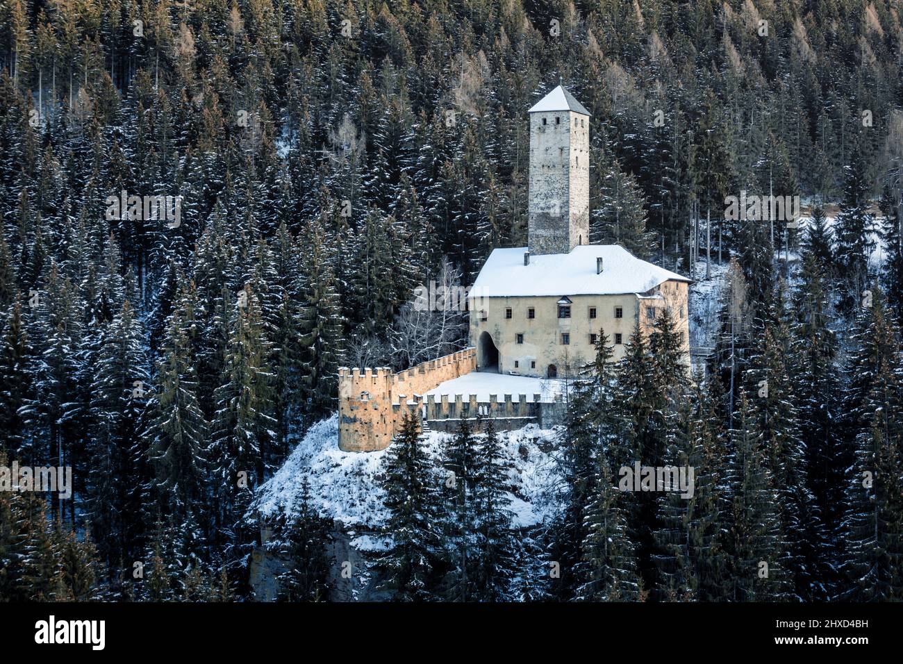 Europa, Italia, Alto Adige / Südtirol, provincia di Bolzano / Bolzano, il Castello di Welsberg si trova in Val Pusteria / Pustertal, Monguelfo / frazione di Welsperg Foto Stock