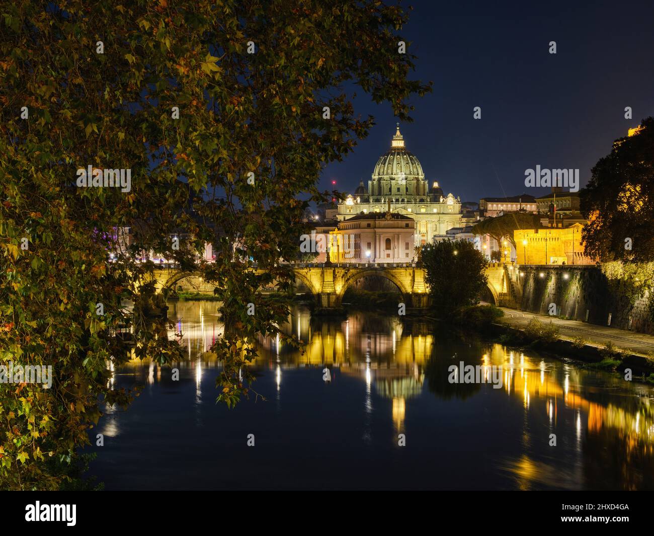 Vista sul fiume Tevere con Castel Sant'Angelo e la Basilica di San Pietro, Roma Foto Stock