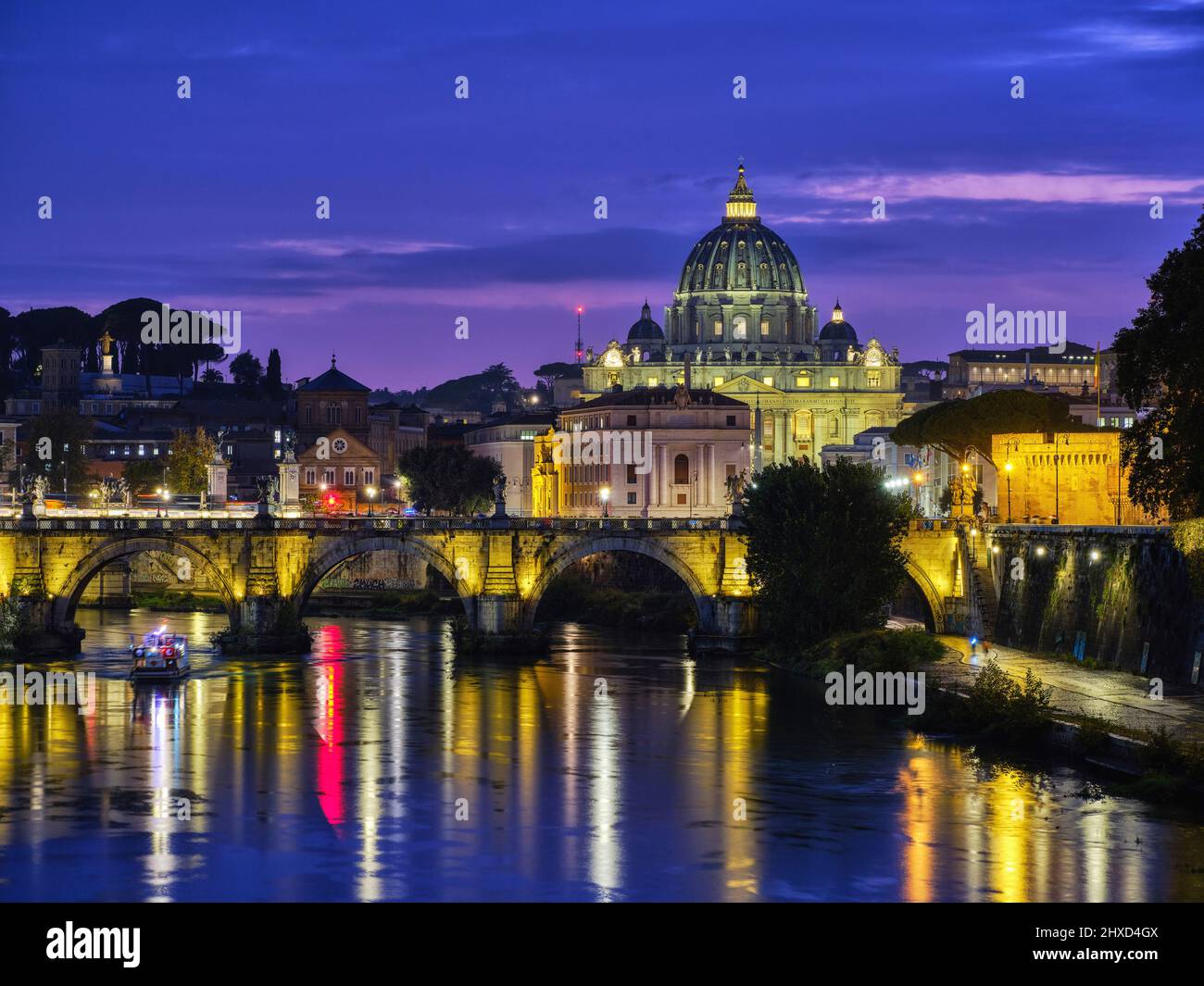 Vista sul fiume Tevere con Castel Sant'Angelo e la Basilica di San Pietro, Roma Foto Stock