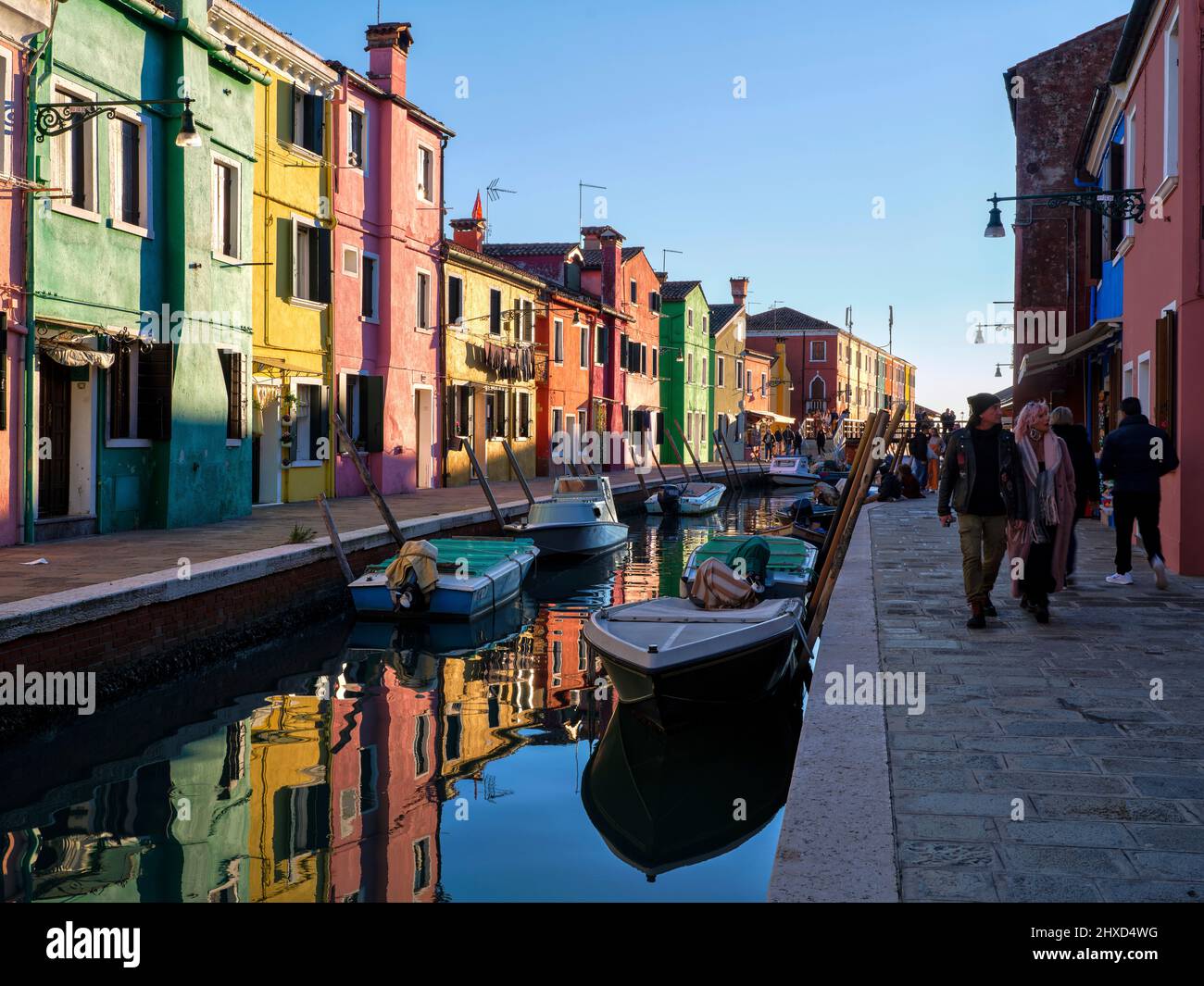 Sulla strada di Burano nella laguna di Venezia Foto Stock