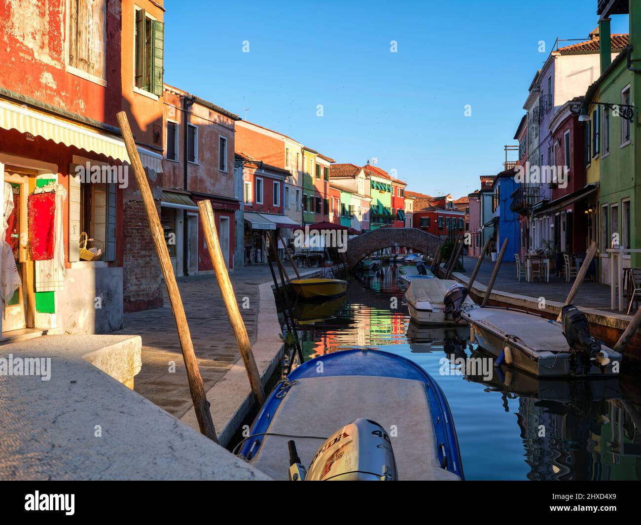 Sulla strada di Burano nella laguna di Venezia Foto Stock