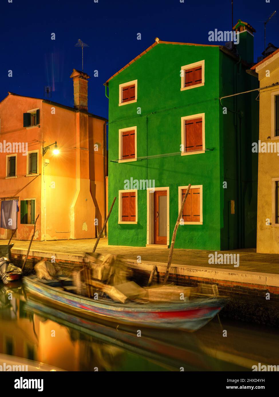 Sulla strada di Burano nella laguna di Venezia Foto Stock