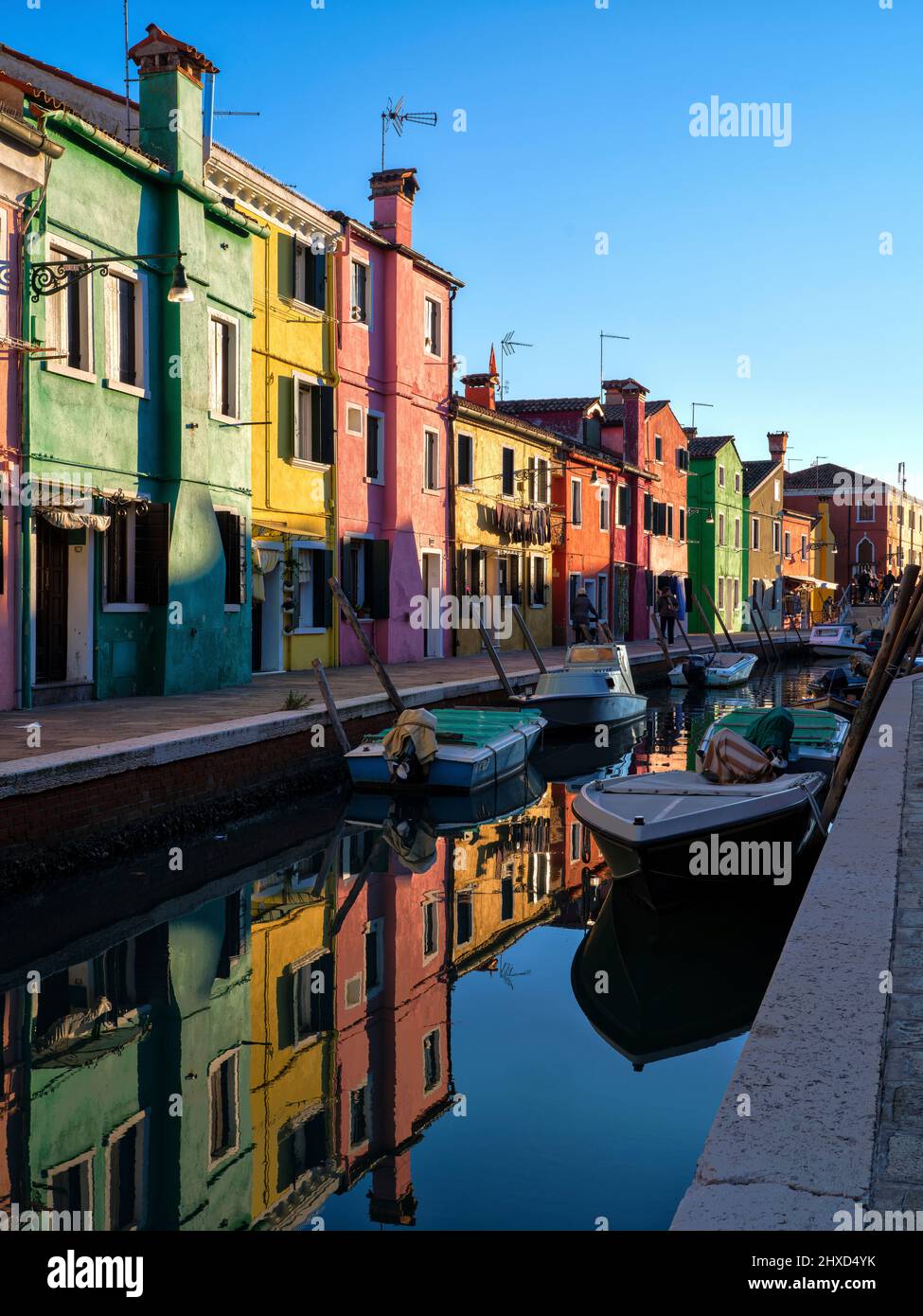 Sulla strada di Burano nella laguna di Venezia Foto Stock