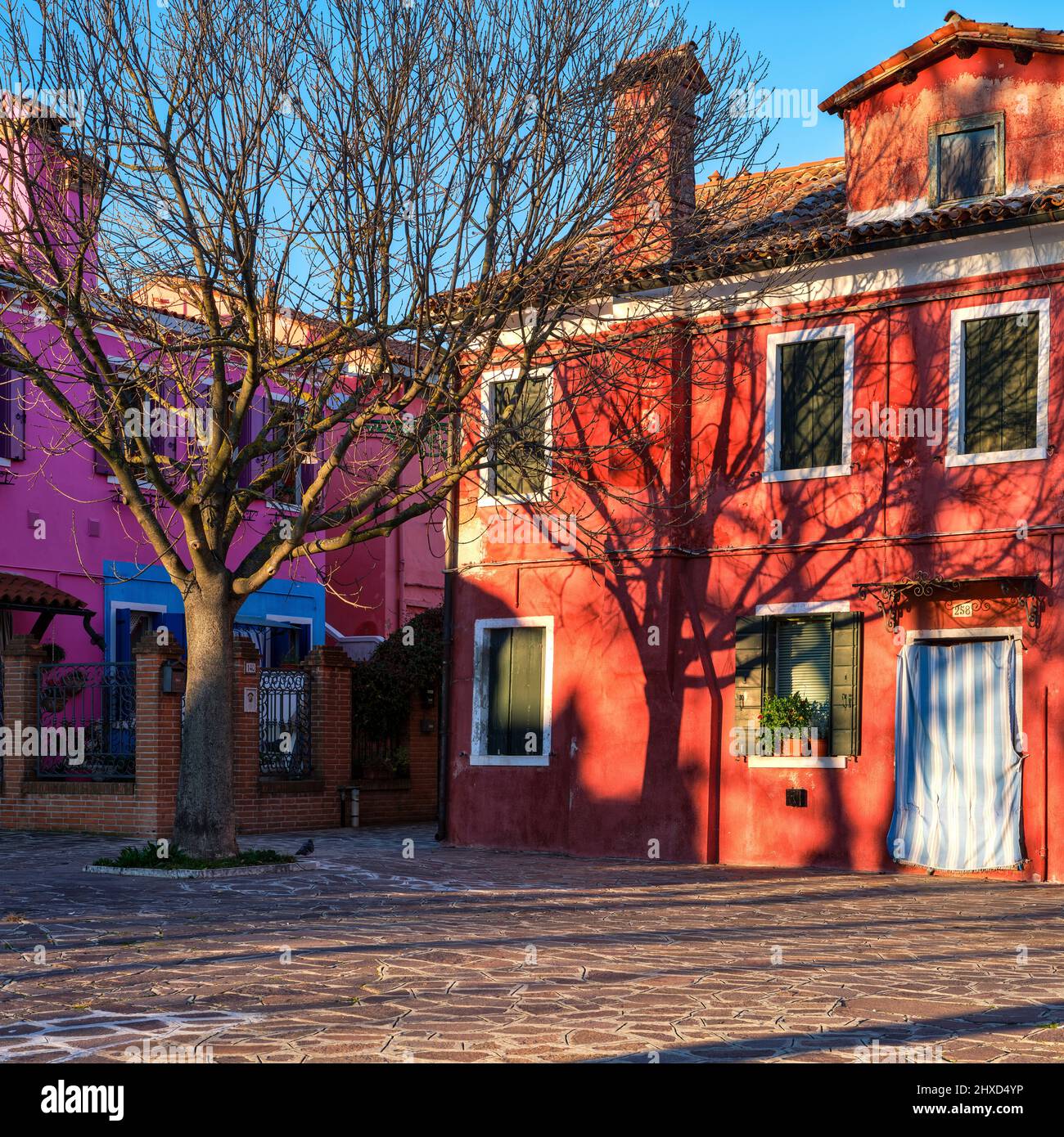 Sulla strada di Burano nella laguna di Venezia Foto Stock