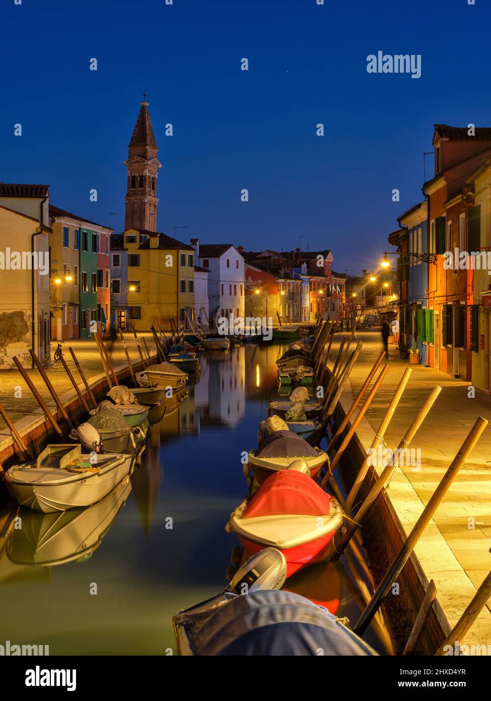 Sulla strada di Burano nella laguna di Venezia Foto Stock