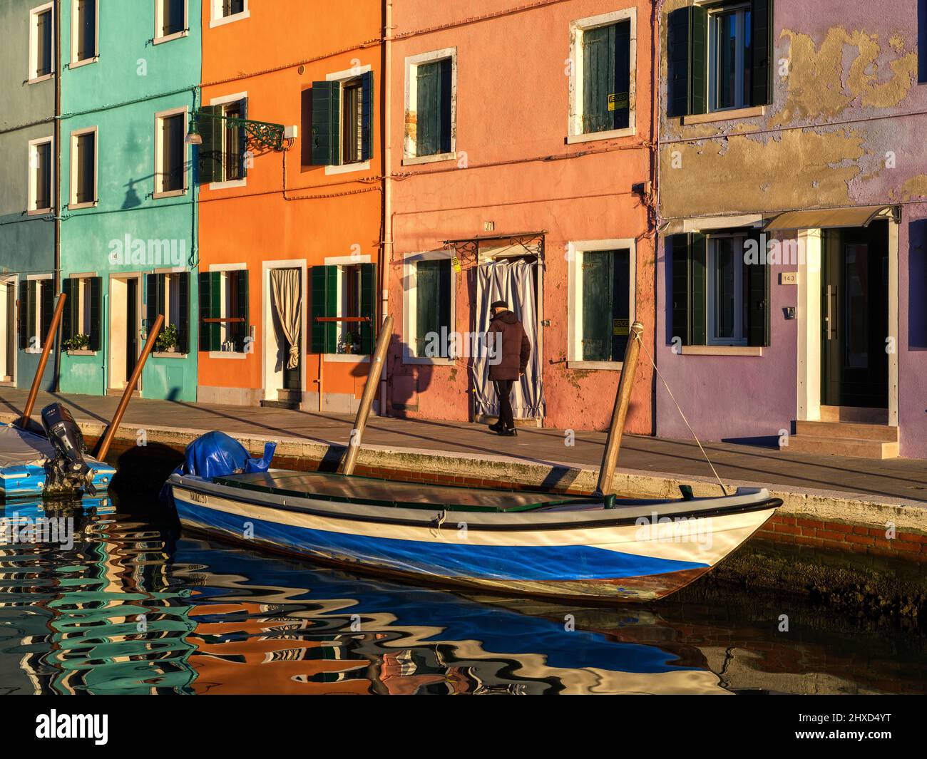 Sulla strada di Burano nella laguna di Venezia Foto Stock