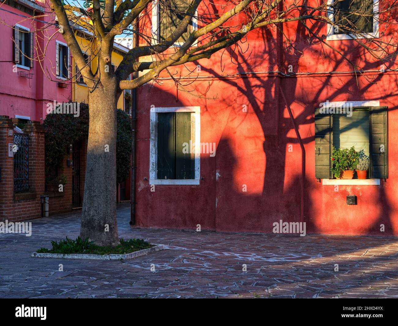 Sulla strada di Burano nella laguna di Venezia Foto Stock