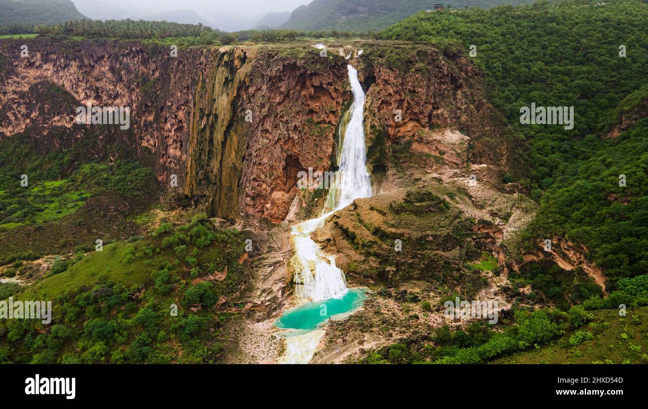 Una foto di Wadi Darbat nel Governatorato di Dhofar nel sud del Sultanato di Oman, la bellezza dei paesaggi paesaggistici verdi, luoghi turistici Foto Stock