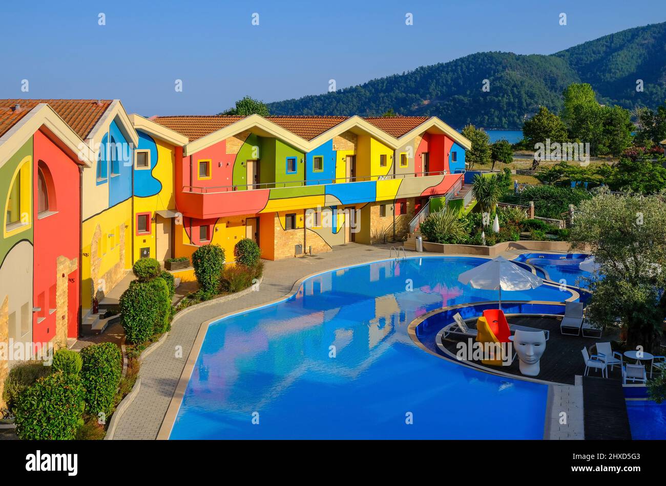 Golden Beach, Skala Panagias, Thassos, Grecia - Hotel di lusso direttamente sulla Golden Beach circondato da un paesaggio boscoso. Foto Stock