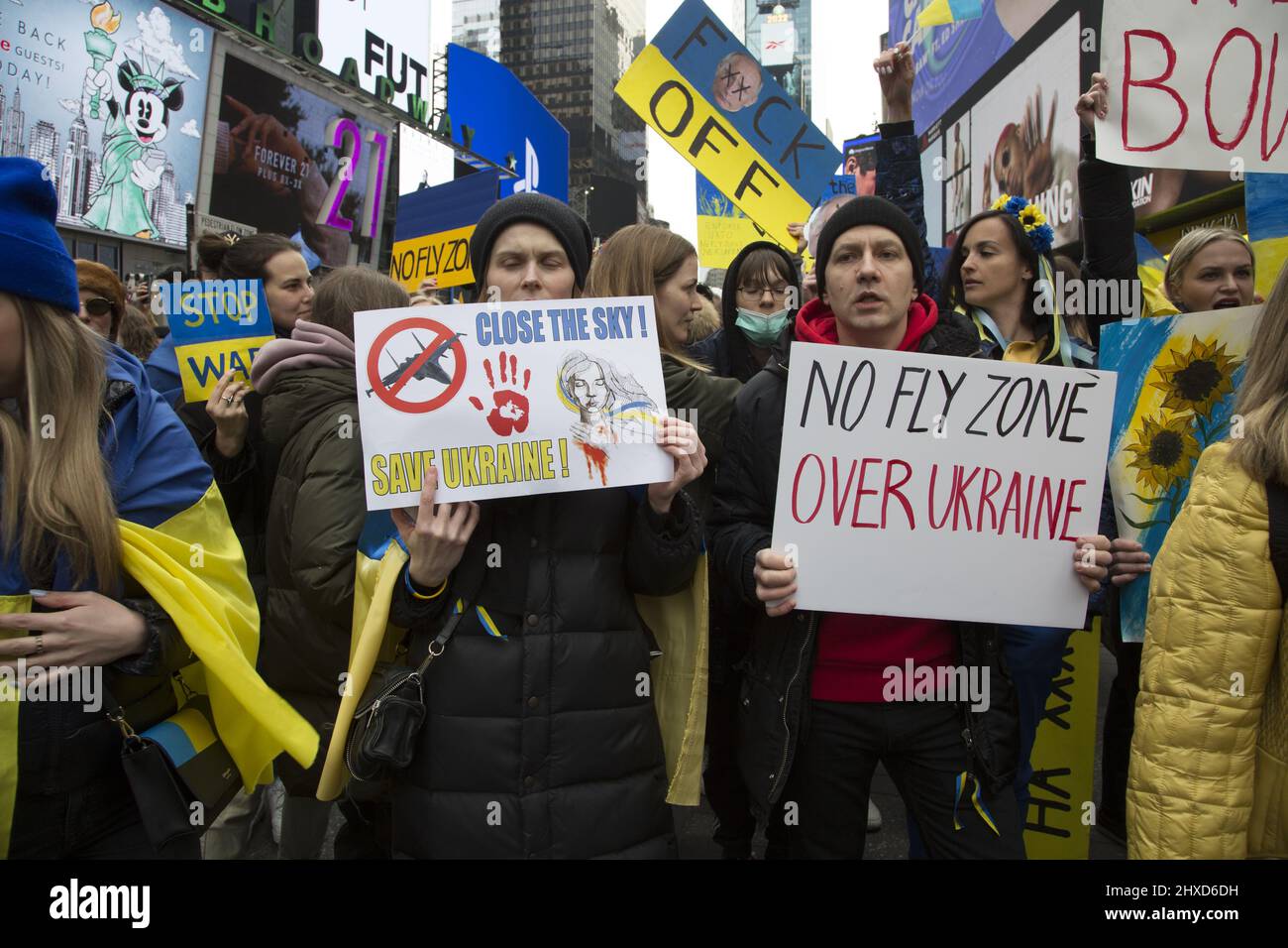 Dimostrazione "Stand with Ukraine" a Times Square a New York City. Ucraini e altri americani vengono a condannare Putin e l’attacco russo all’Ucraina. Foto Stock