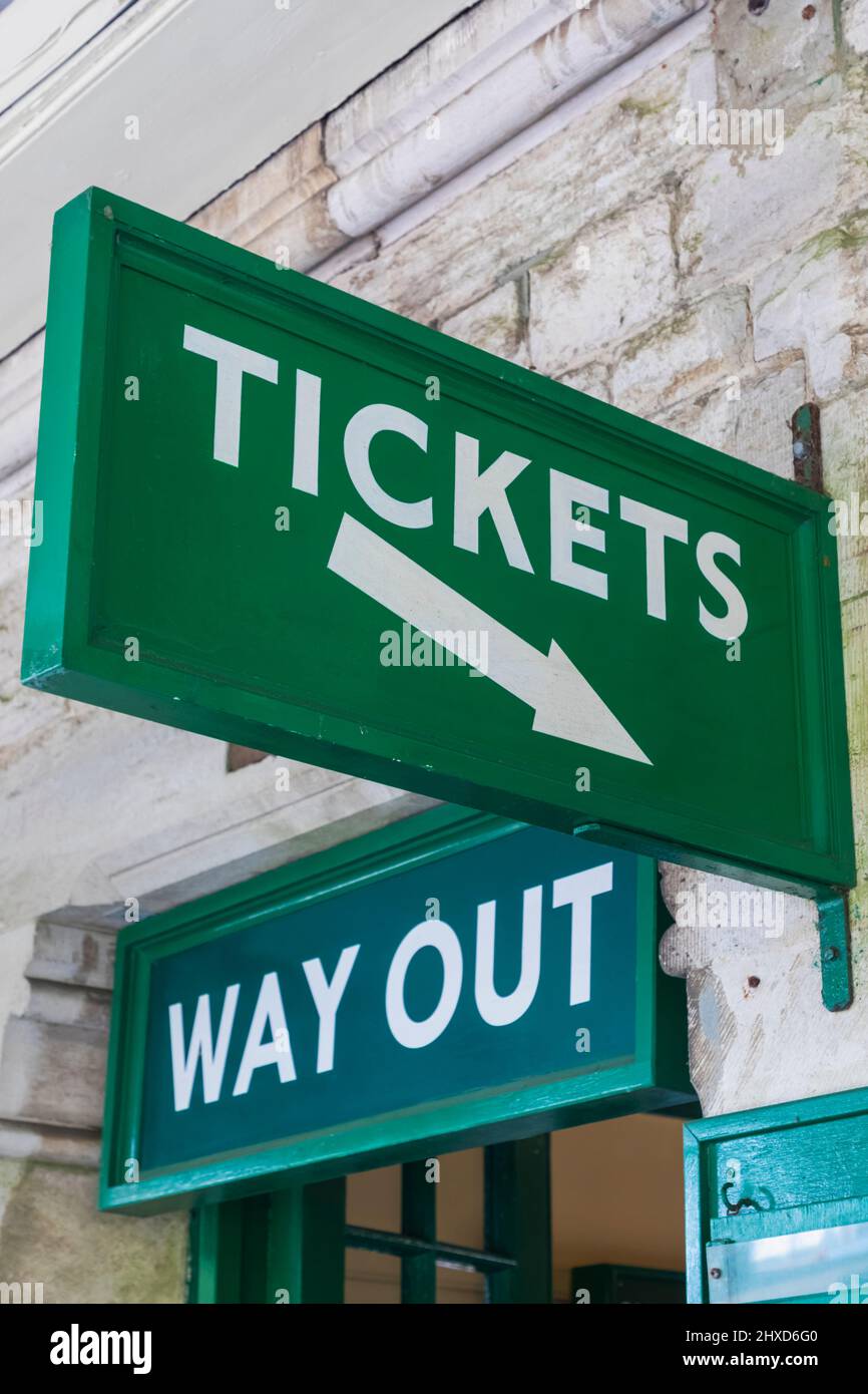 Inghilterra, Dorset, Isola di Purbeck, Castello di Corfe, la stazione ferroviaria storica, biglietti e uscita segno Foto Stock