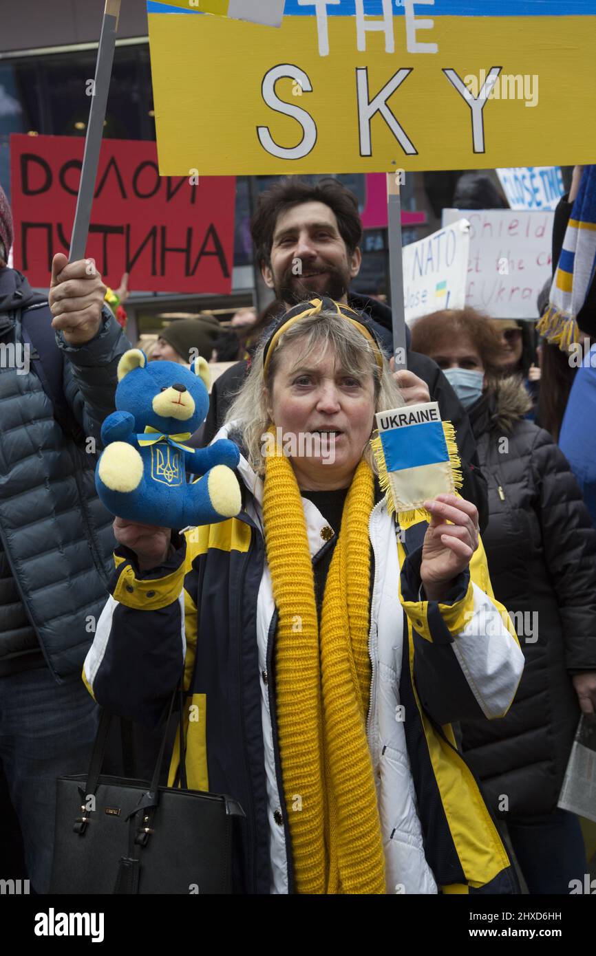 Dimostrazione "Stand with Ukraine" a Times Square a New York City. Ucraini e altri americani vengono a condannare Putin e l’attacco russo all’Ucraina. Foto Stock