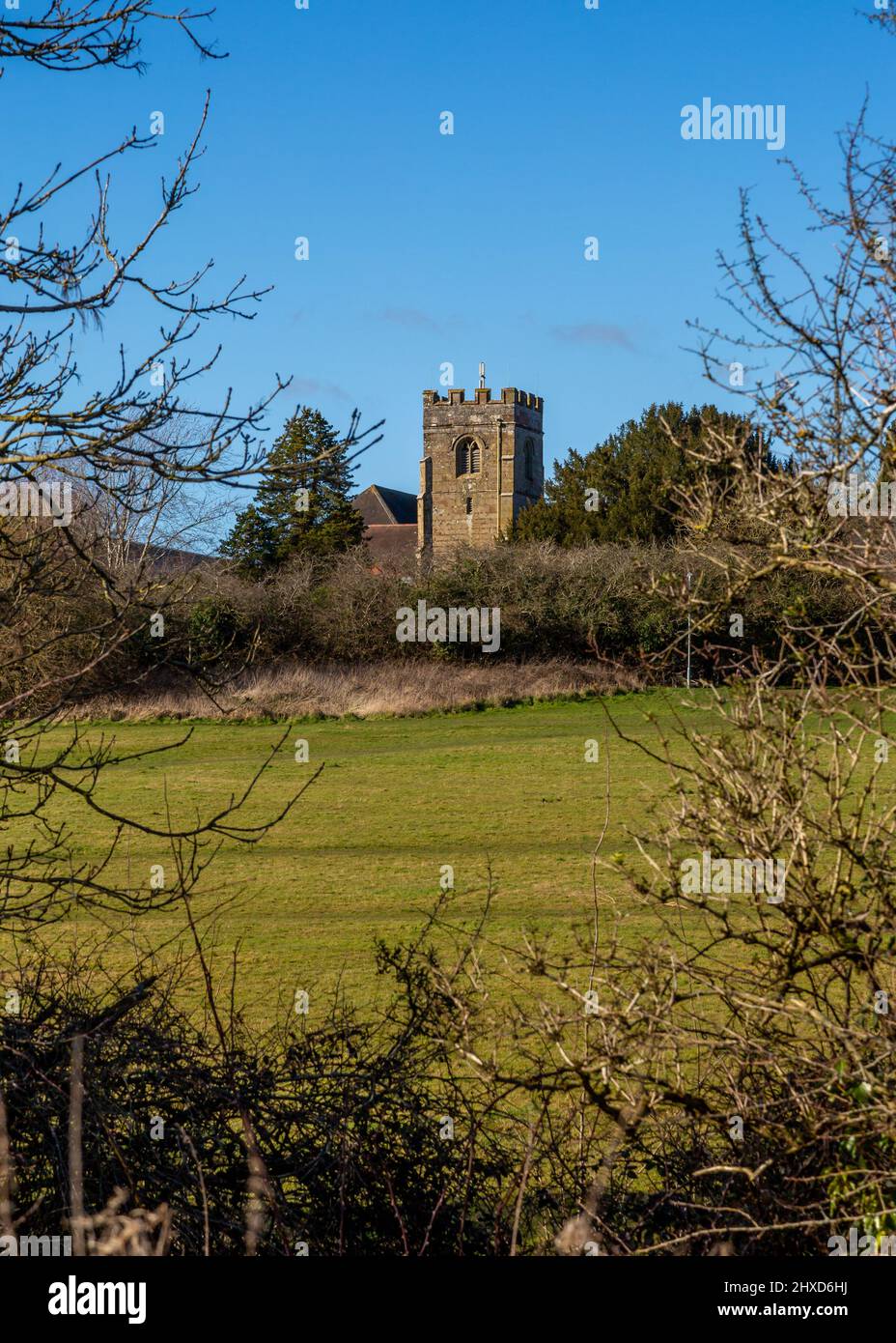 Vista a distanza della chiesa di San Pietro a Redditch, Worcestershire, Inghilterra. Foto Stock