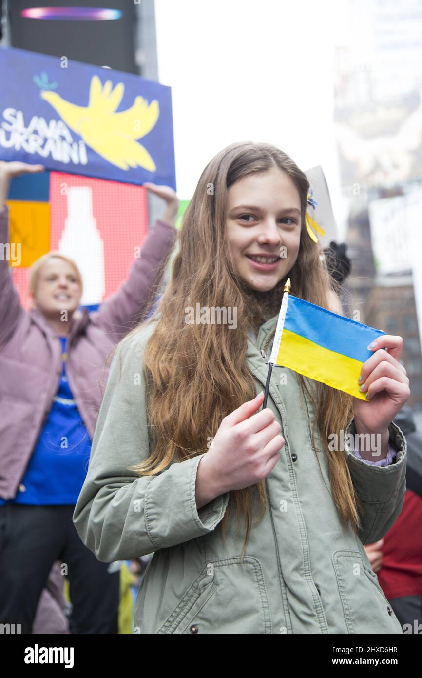 Dimostrazione "Stand with Ukraine" a Times Square a New York City. Ucraini e altri americani vengono a condannare Putin e l’attacco russo all’Ucraina. Foto Stock