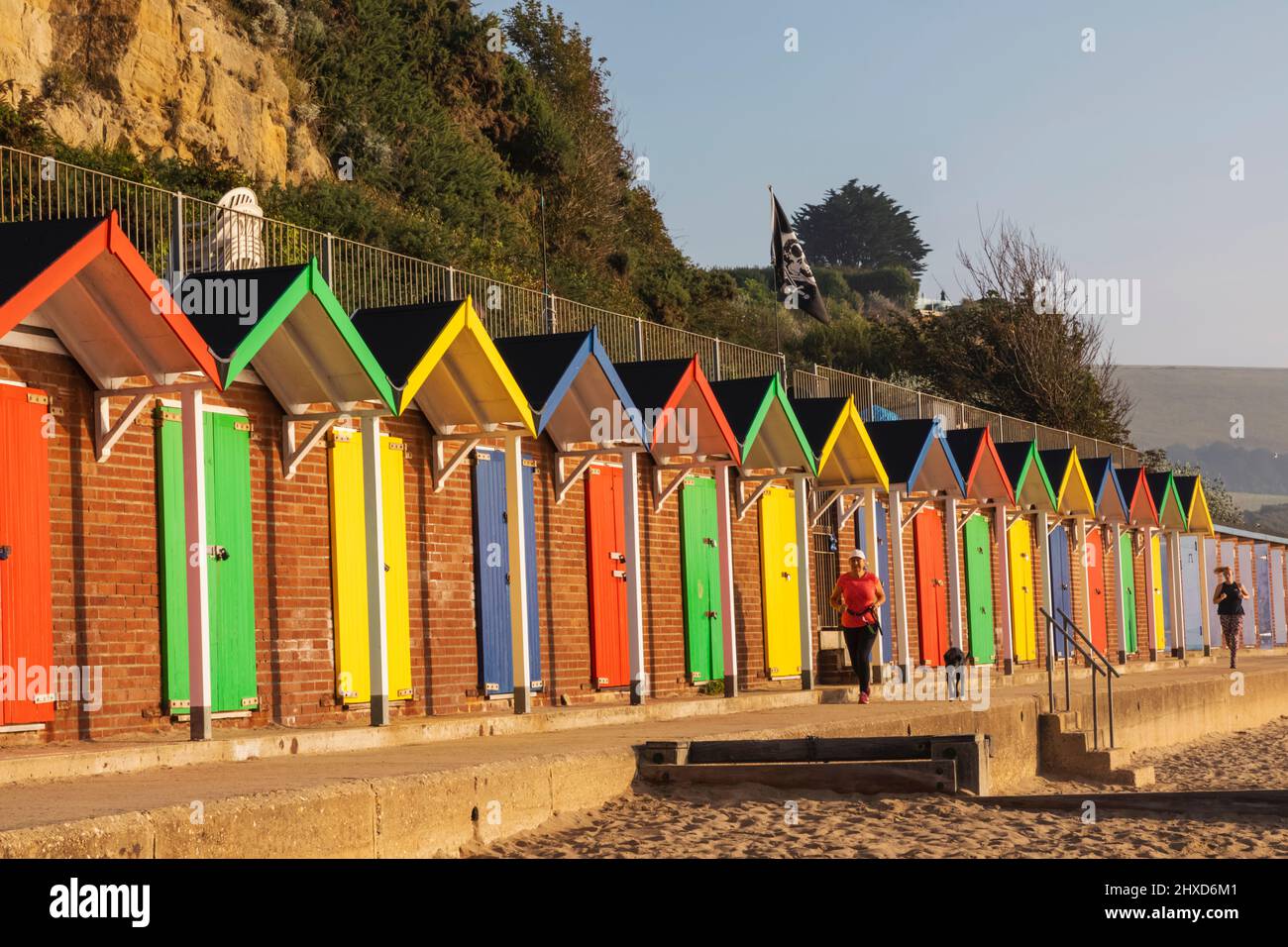 Inghilterra, Dorset, Isola di Purbeck, Swanage, Swanage Beach, Colorate capanne sulla spiaggia Foto Stock